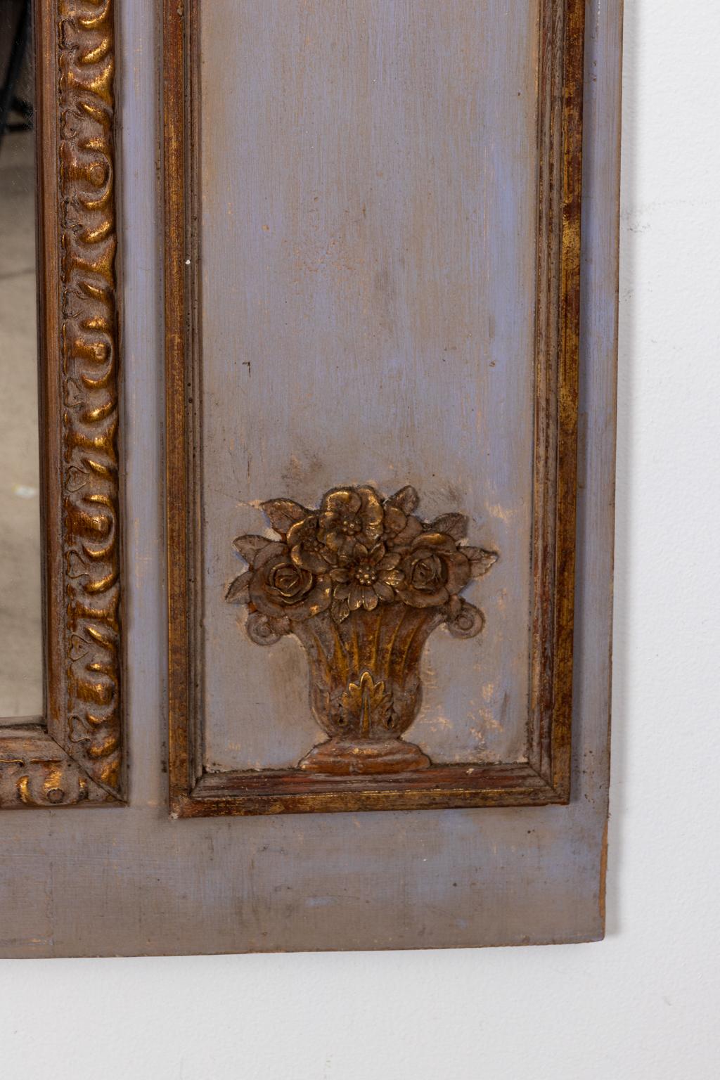Swedish Painted and Decorated Mirror with Laurel Wreath Motifs In Good Condition For Sale In Stamford, CT