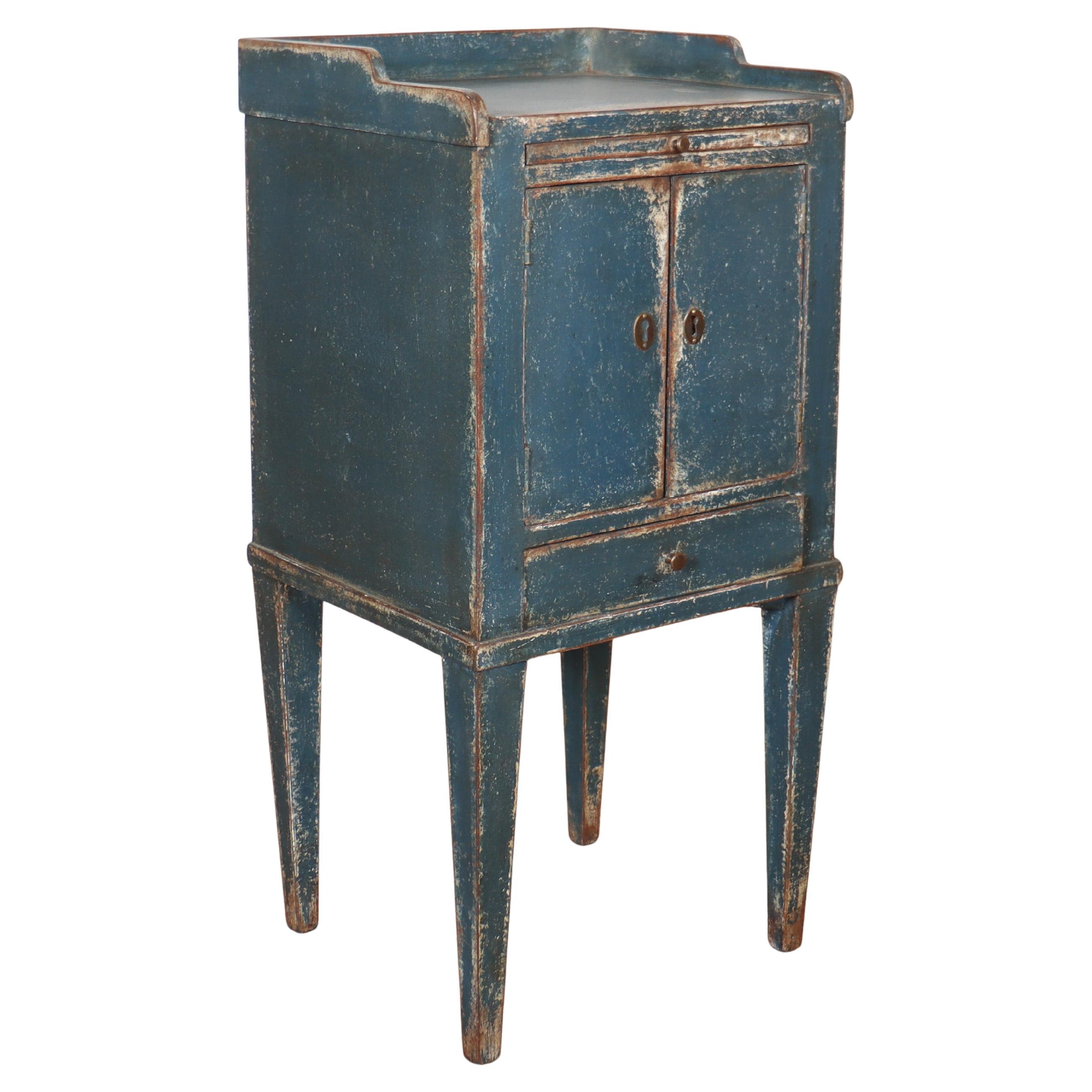 Meuble de chevet suédois peint