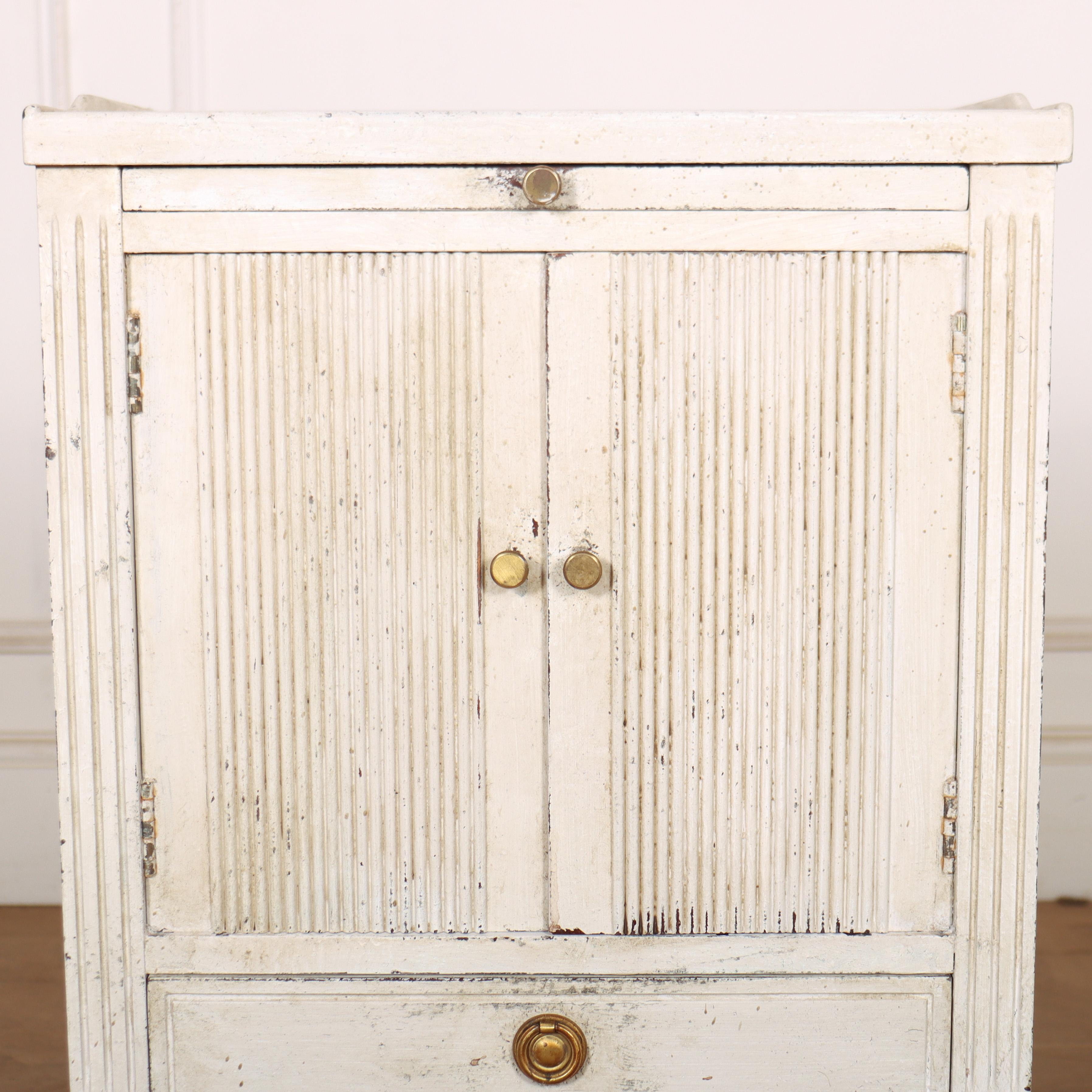 Suédois Armoire de chevet peinte suédoise en vente