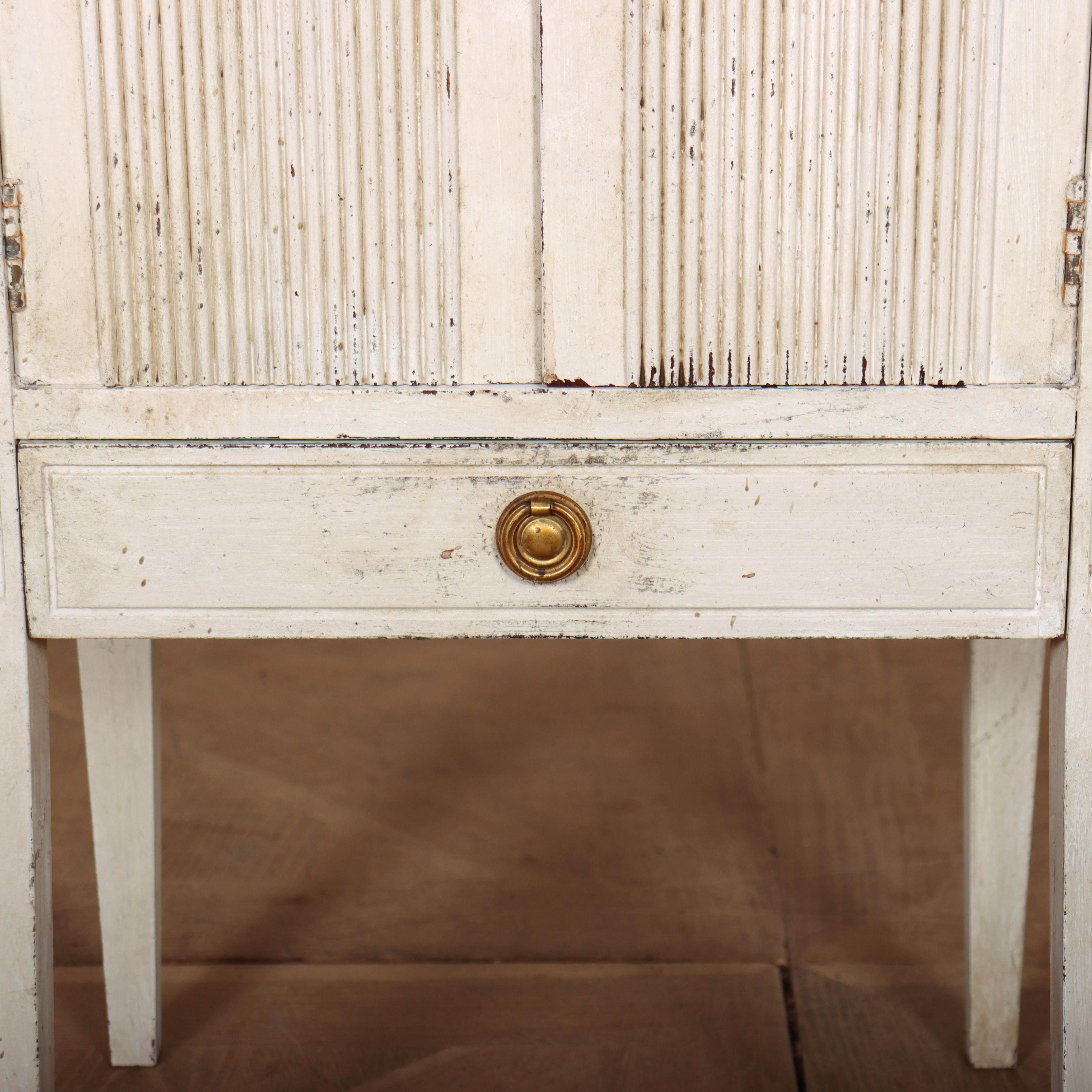 Peint Armoire de chevet peinte suédoise en vente