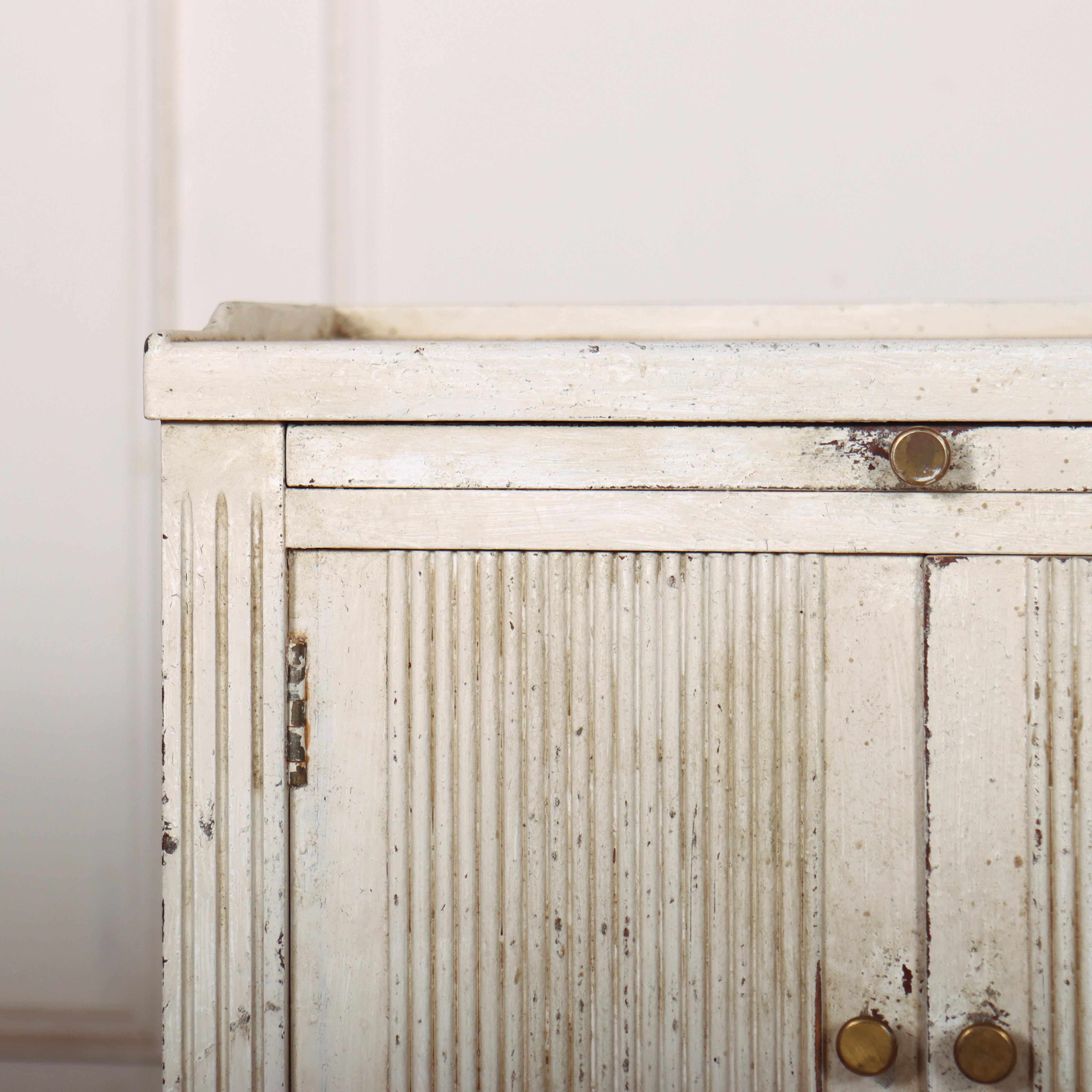 Armoire de chevet peinte suédoise Bon état - En vente à Leamington Spa, Warwickshire