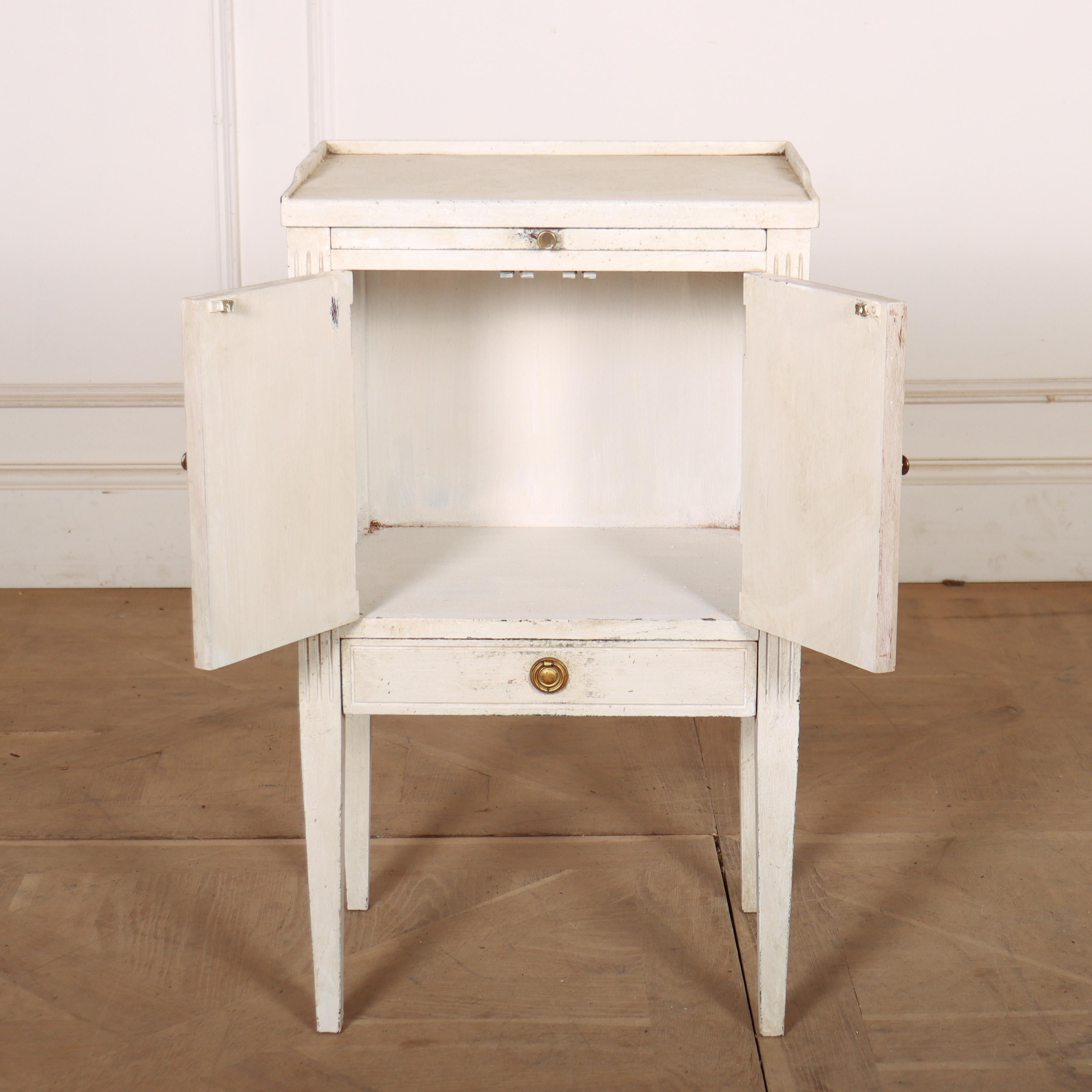 Chêne Armoire de chevet peinte suédoise en vente