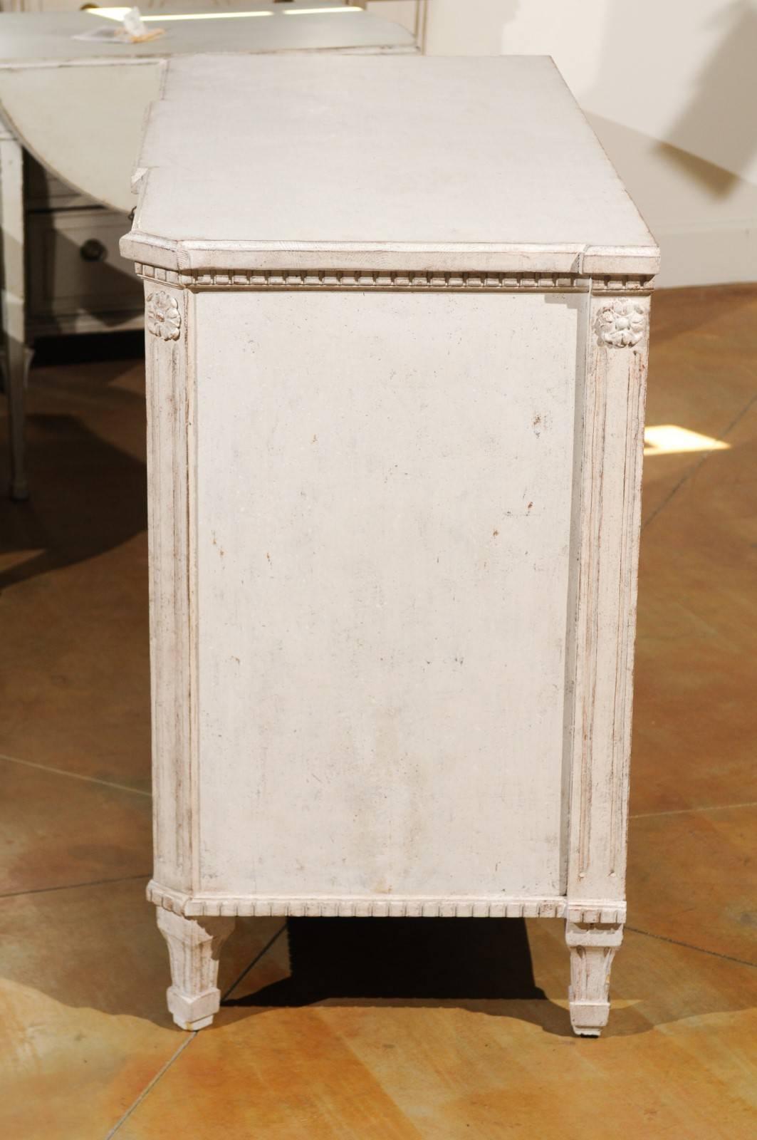 Swedish Painted Breakfront Three-Drawer Commode with Dentil Molding, circa 1880 For Sale 5