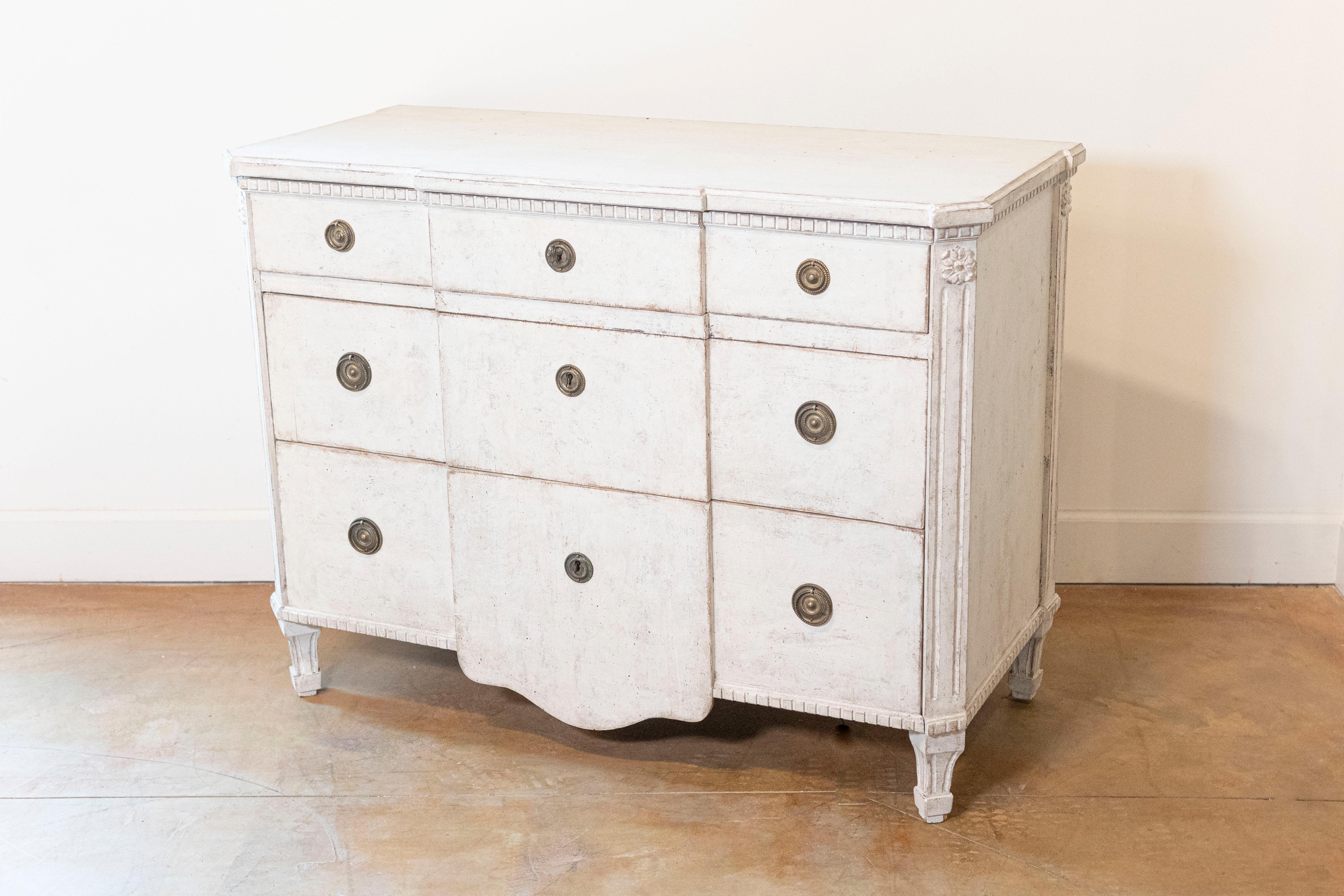 Swedish Painted Breakfront Three-Drawer Commode with Dentil Molding, circa 1880 In Good Condition For Sale In Atlanta, GA