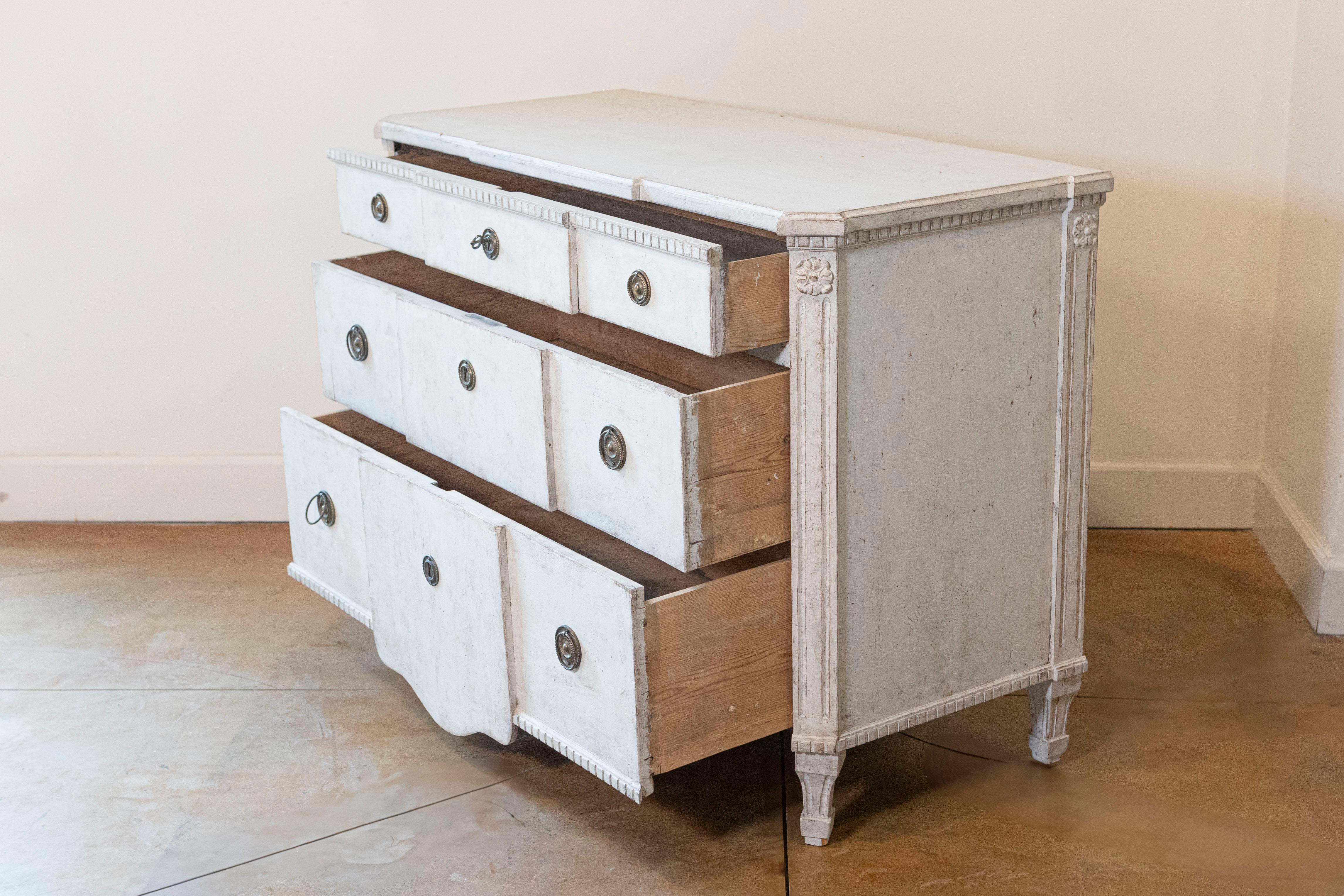 Swedish Painted Breakfront Three-Drawer Commode with Dentil Molding, circa 1880 For Sale 2