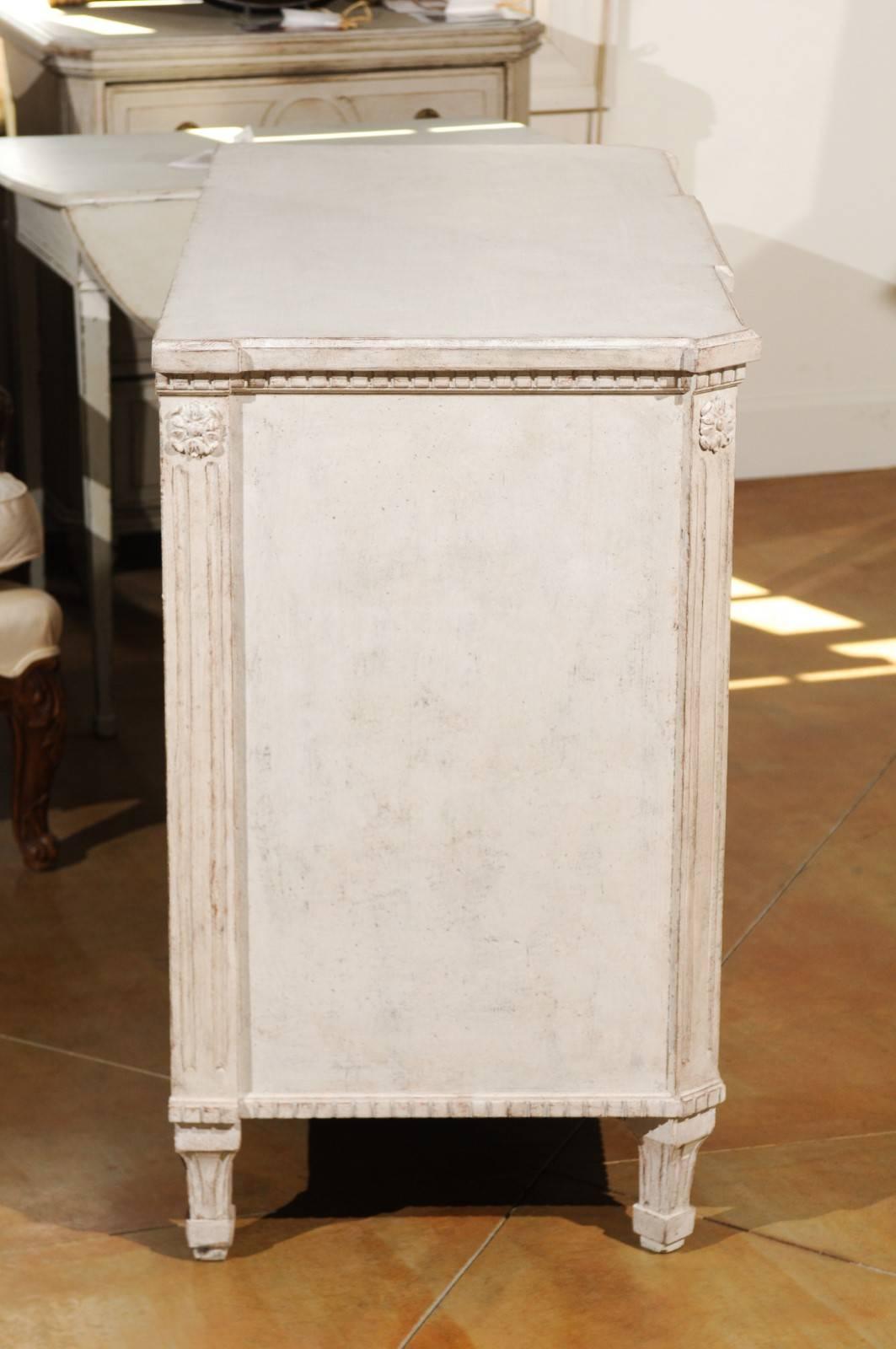 Swedish Painted Breakfront Three-Drawer Commode with Dentil Molding, circa 1880 For Sale 3