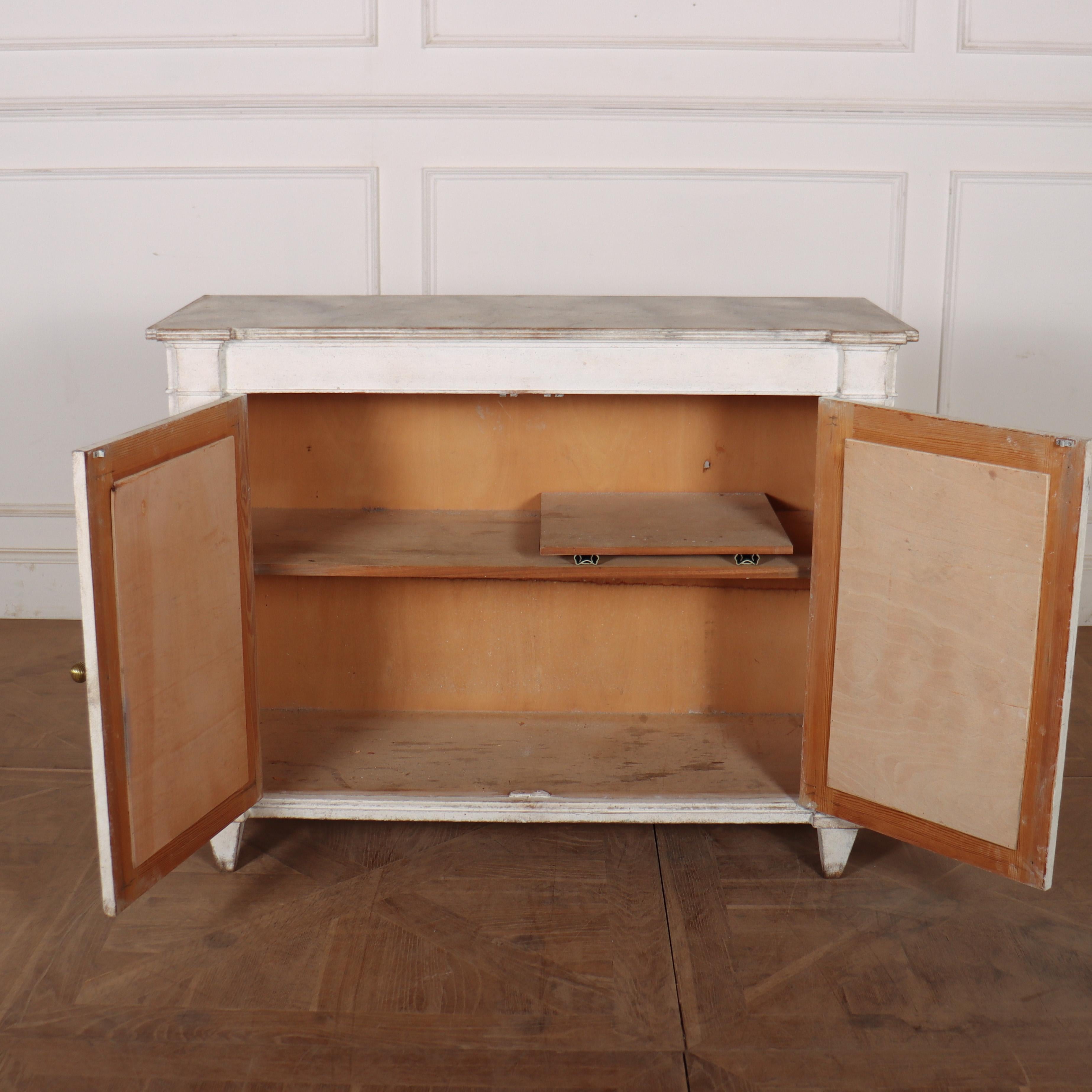 Pino Buffet dipinto in stile svedese in vendita