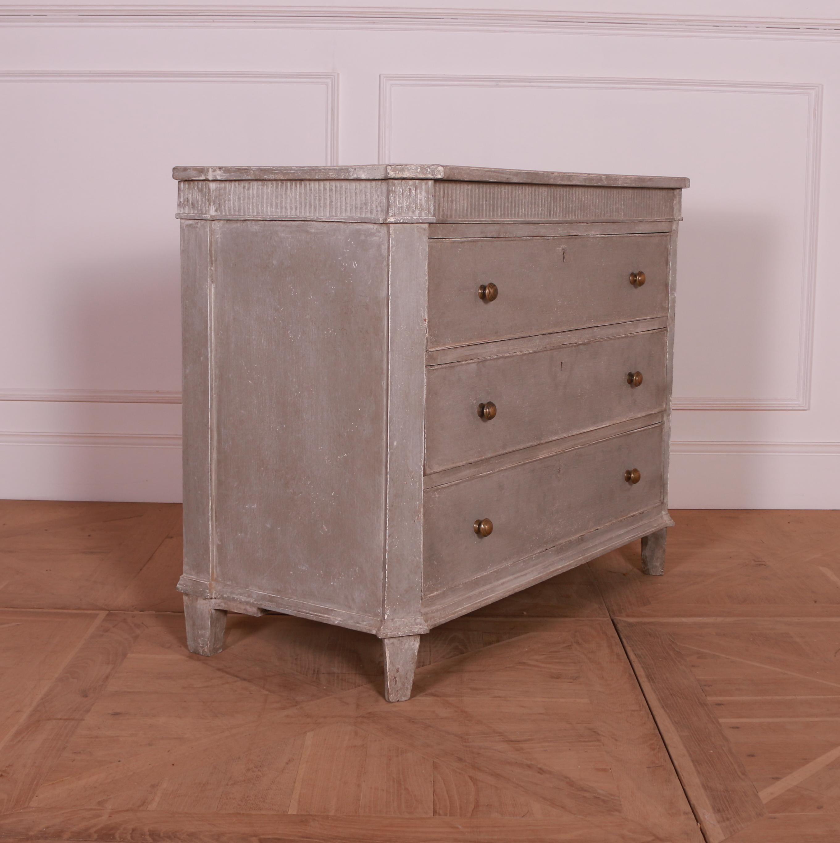 Small 19th C Swedish 4 drawer painted pine commode with fluted decoration. 1880.

Reference: 7600

Dimensions
40 inches (102 cms) wide
19 inches (48 cms) deep
32 inches (81 cms) high.