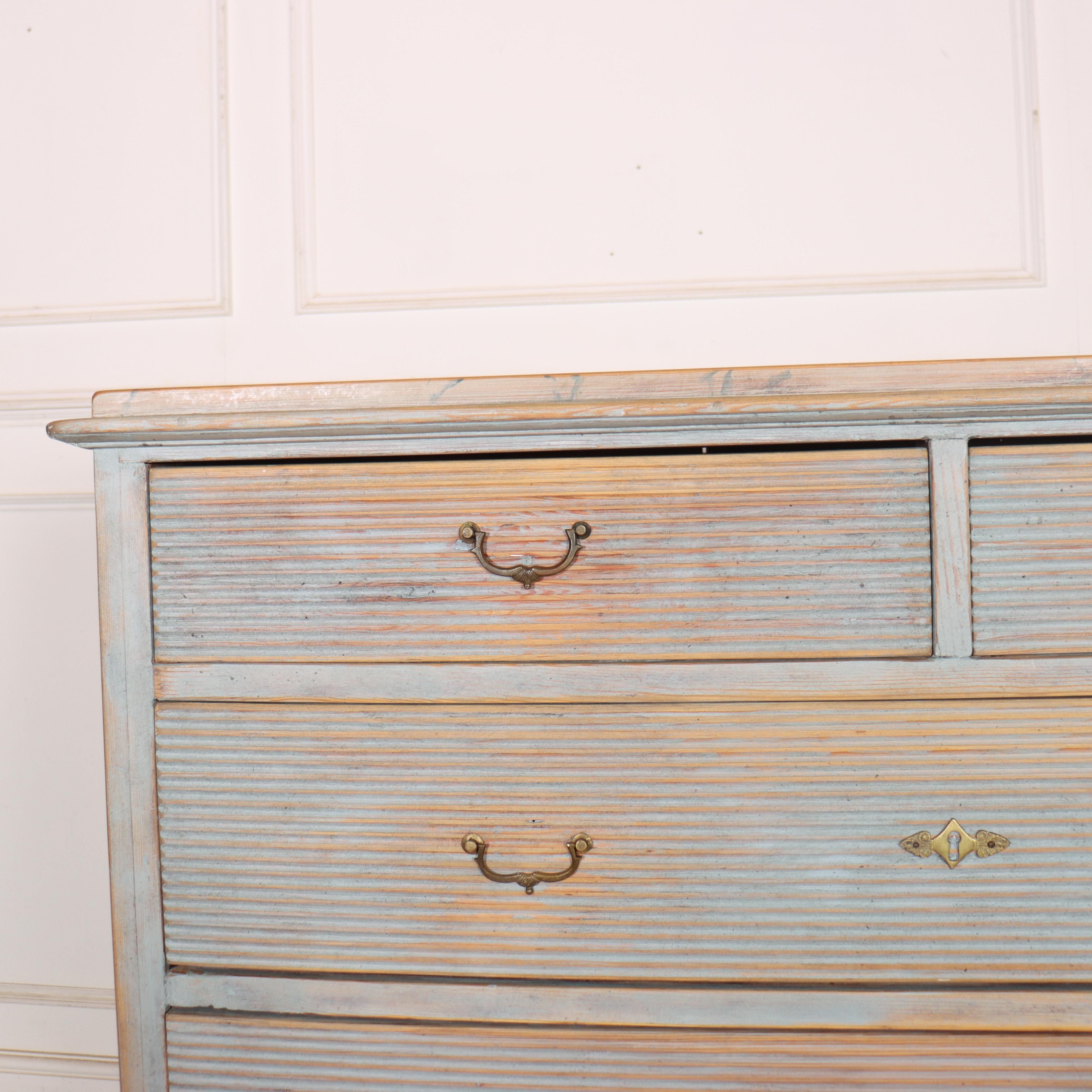 Early 19th century Swedish painted five drawer pine commode with fluted drawer fronts. 1820. 

 
Internal reference: C


Code: 8873

Dimensions:
W: 49