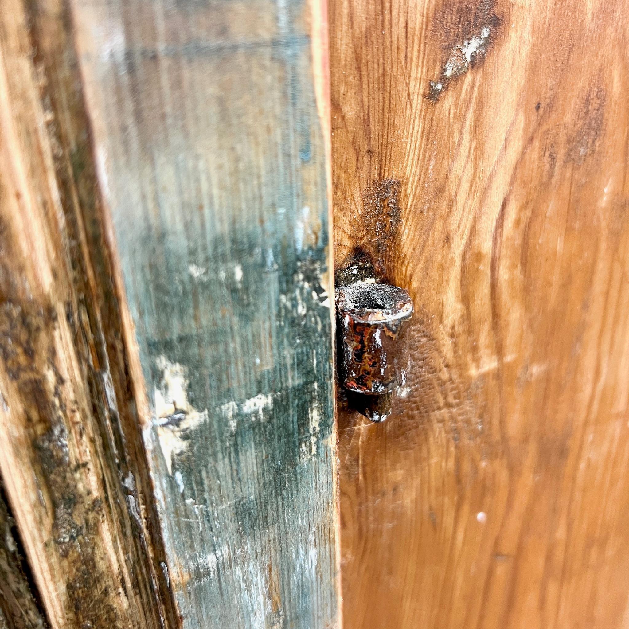 Armoire suédoise peinte vers 1860 Peinture originale en vente 6