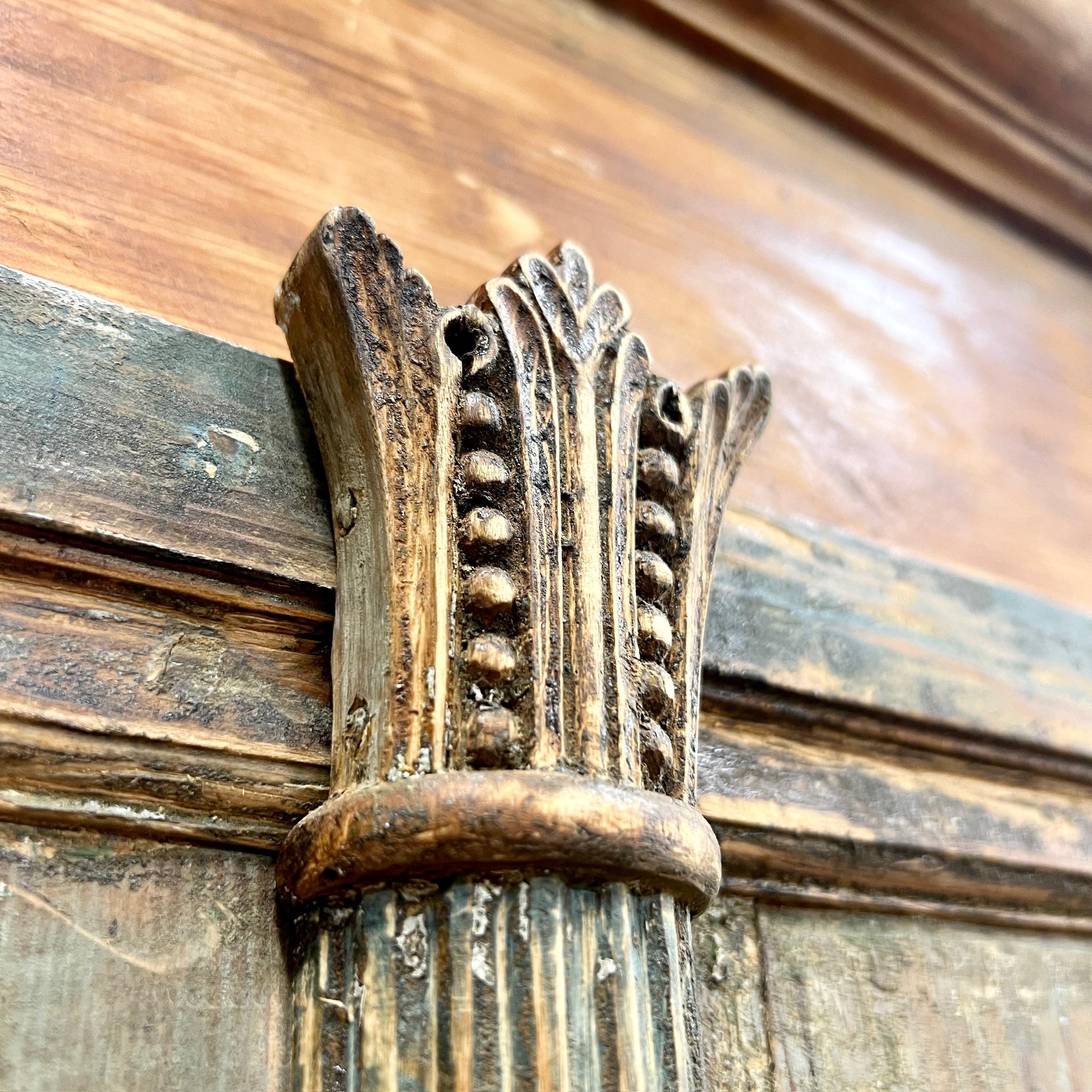 Armoire suédoise peinte vers 1860 Peinture originale en vente 10