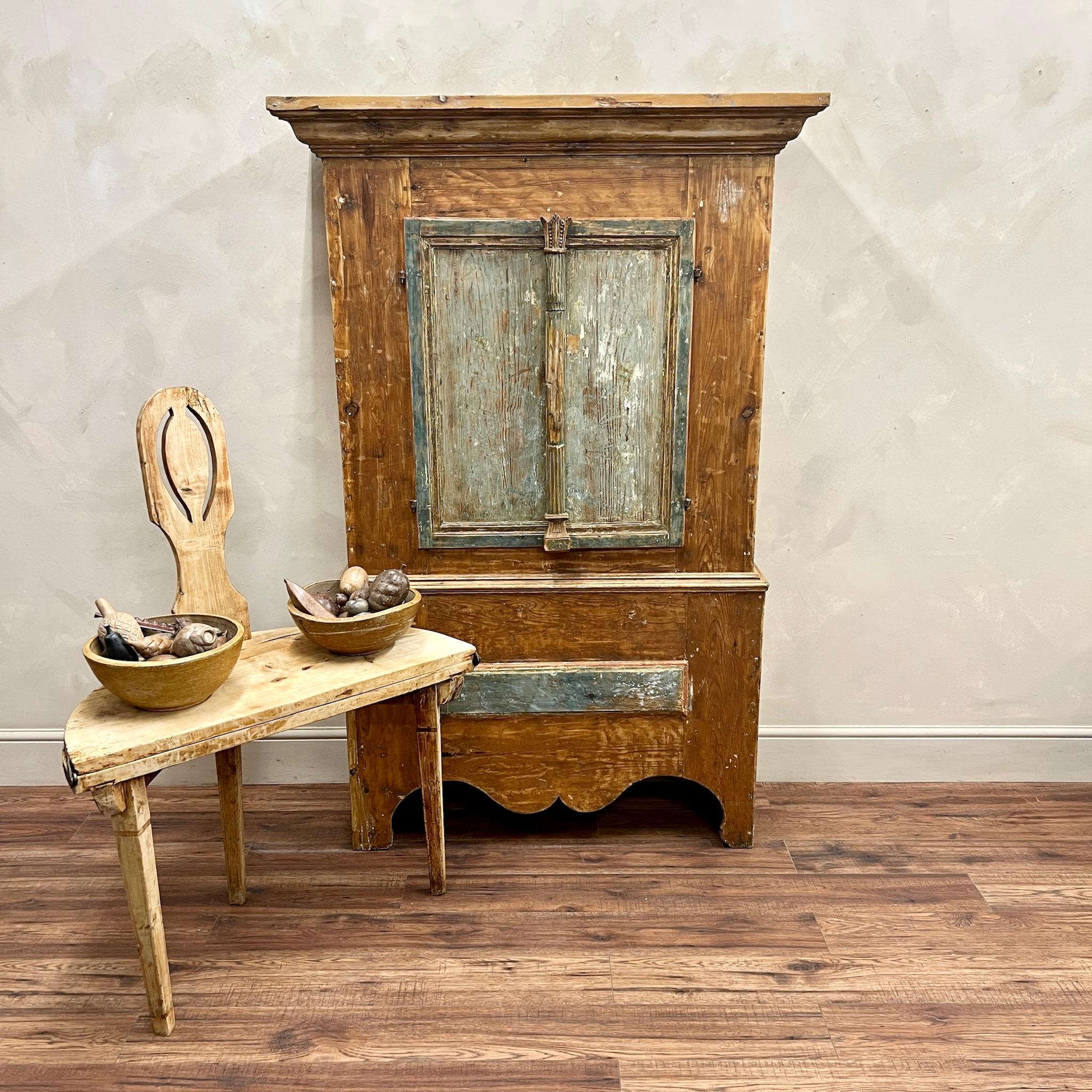 Armoire suédoise à la peinture grattée avec tablier festonné.
Avec base fixe/fermée et plateau à étagères.
Peinture grattée d'origine 
Suède, vers 1860.

Hauteur - 179 cm
Largeur - 115 cm (jusqu'à la partie supérieure de la moulure)
Profondeur - 42