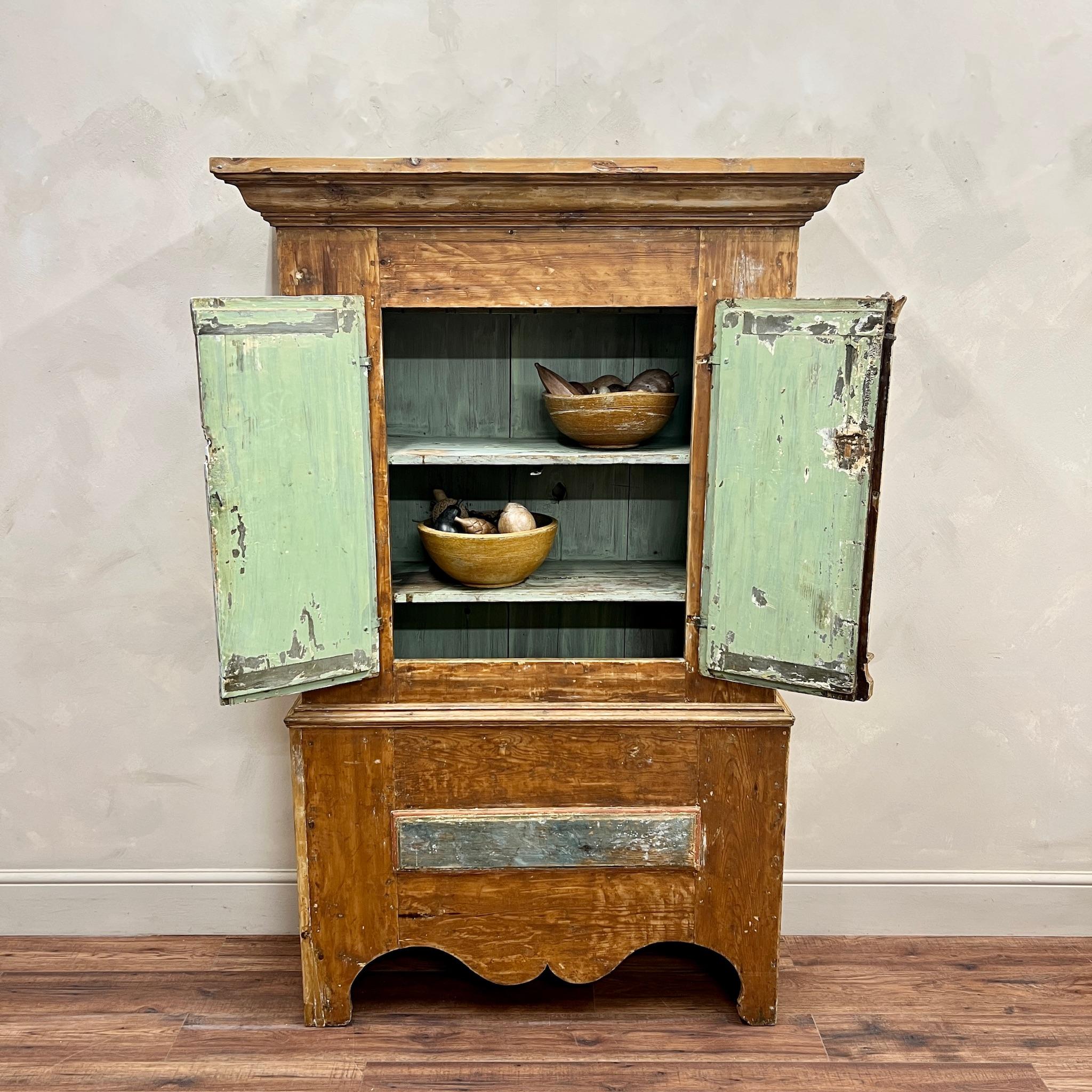 Armoire suédoise peinte vers 1860 Peinture originale en vente 13