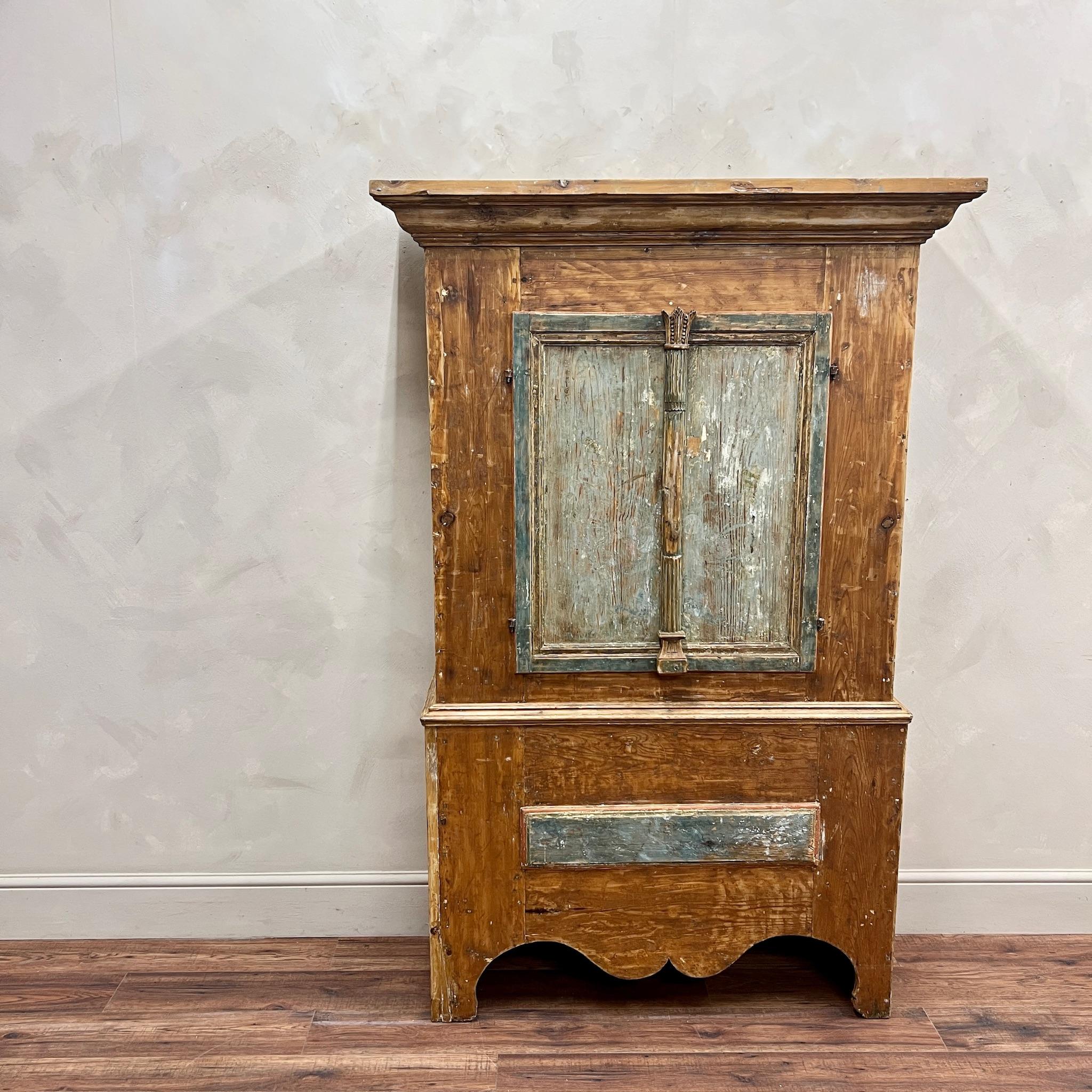 Sculpté à la main Armoire suédoise peinte vers 1860 Peinture originale en vente
