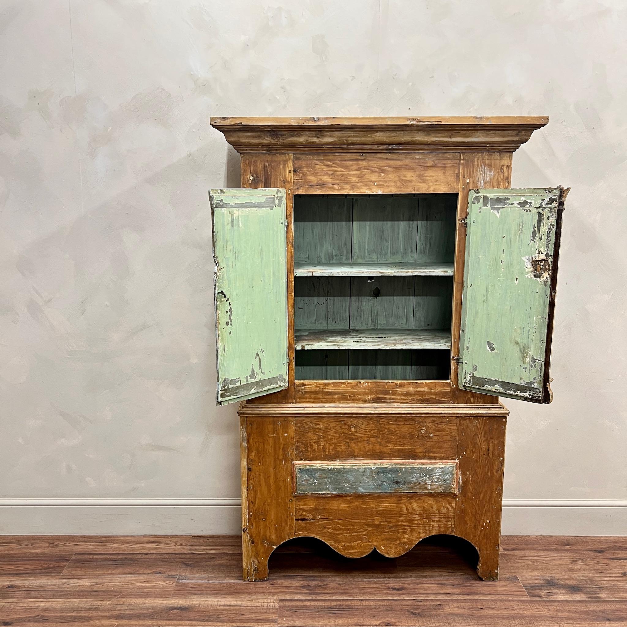 Chêne Armoire suédoise peinte vers 1860 Peinture originale en vente