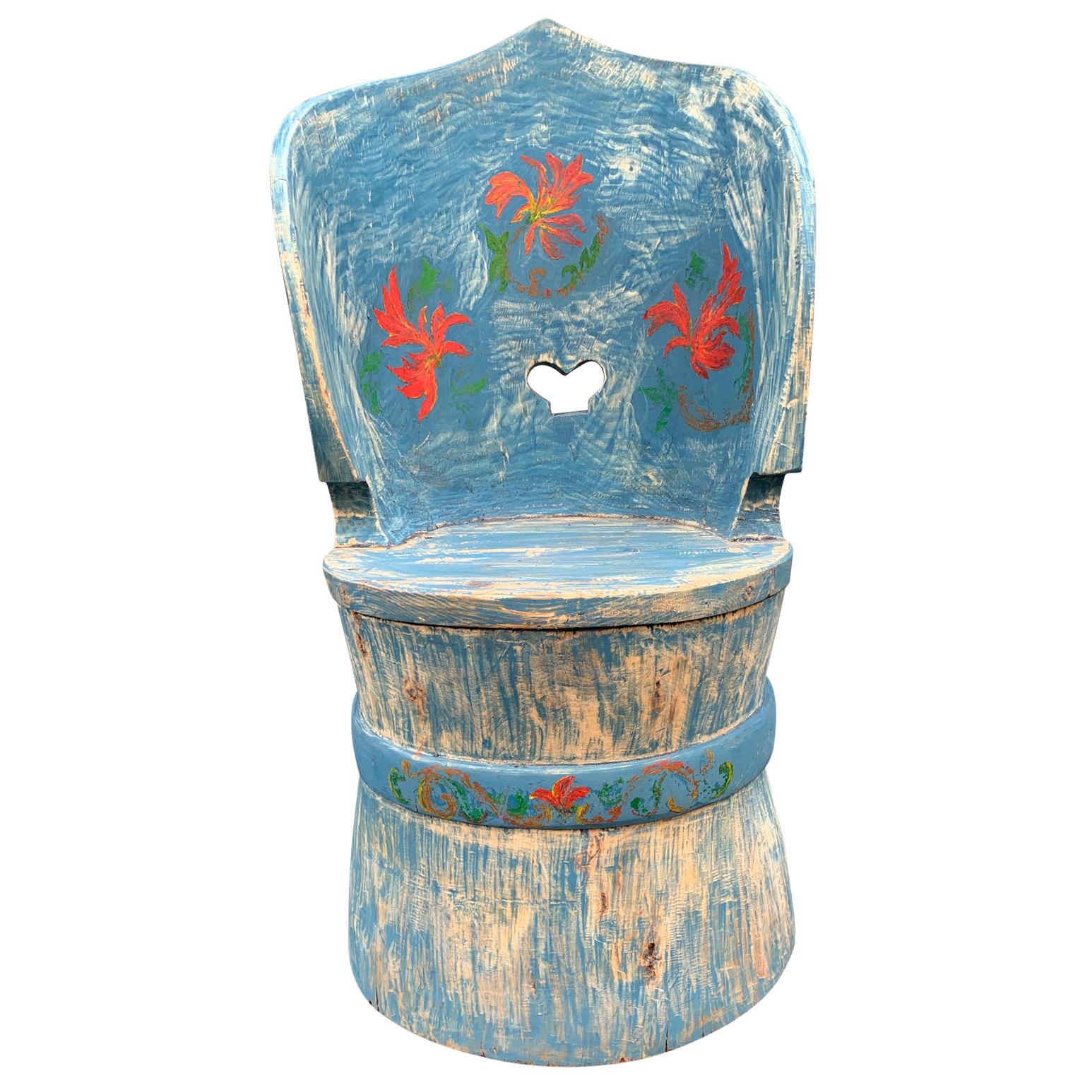 Folk Art Kubbstol Stuhl aus Nordschweden. Ein Kubbstol-Stuhl wird aus einem ausgehöhlten Baumstamm hergestellt; aus einem einzigen Stück Holz, das herausgesägt wurde, um Sitz, Rückenlehne und Rahmen zu formen. Die Konstruktion ist rustikal mit einem
