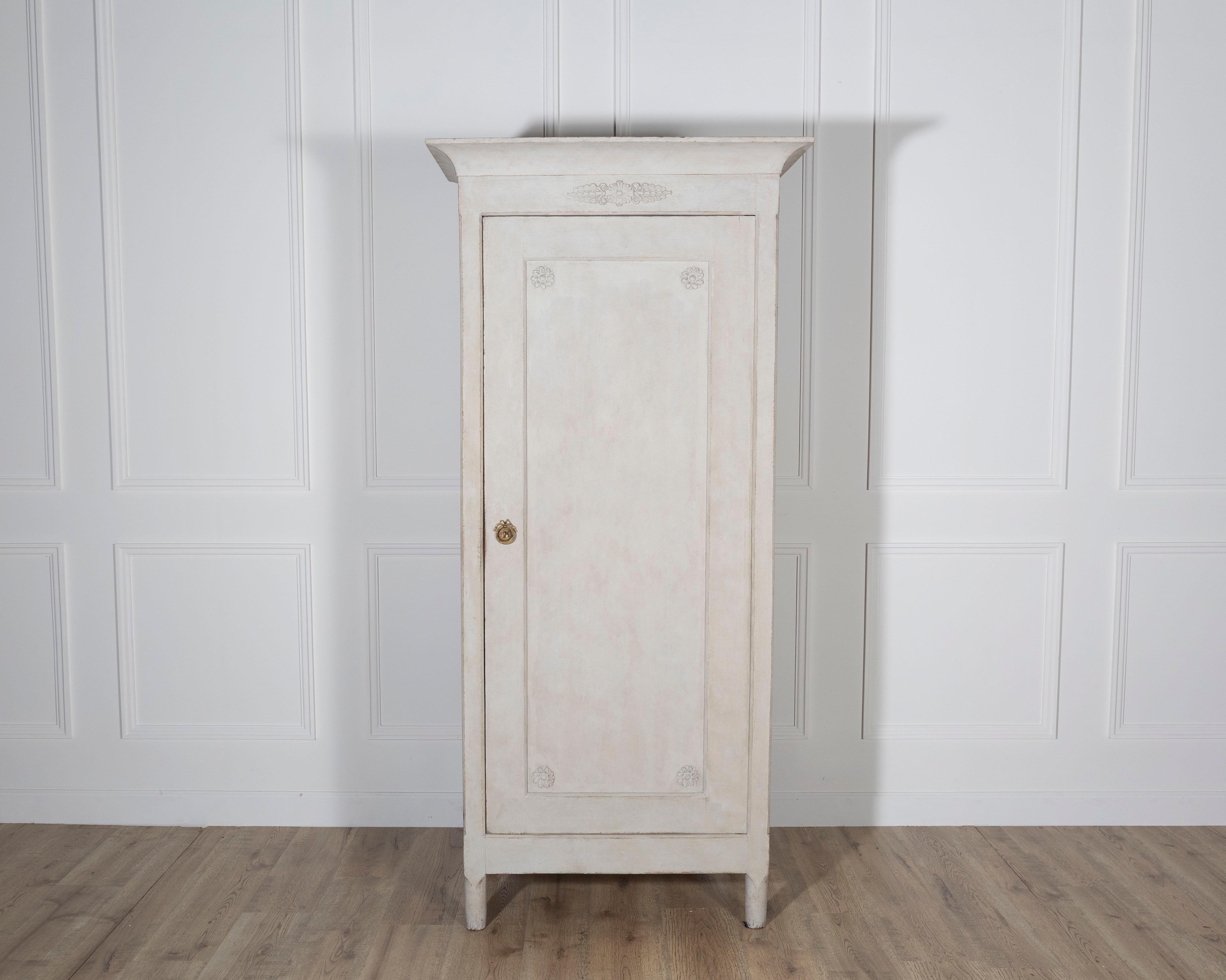 Questo elegante armadio per biancheria svedese, realizzato nel 1890 circa, è un bellissimo esempio di artigianato scandinavo della fine del XIX secolo e di understated.design. Realizzato in legno massiccio di alta qualità, il mobile presenta una