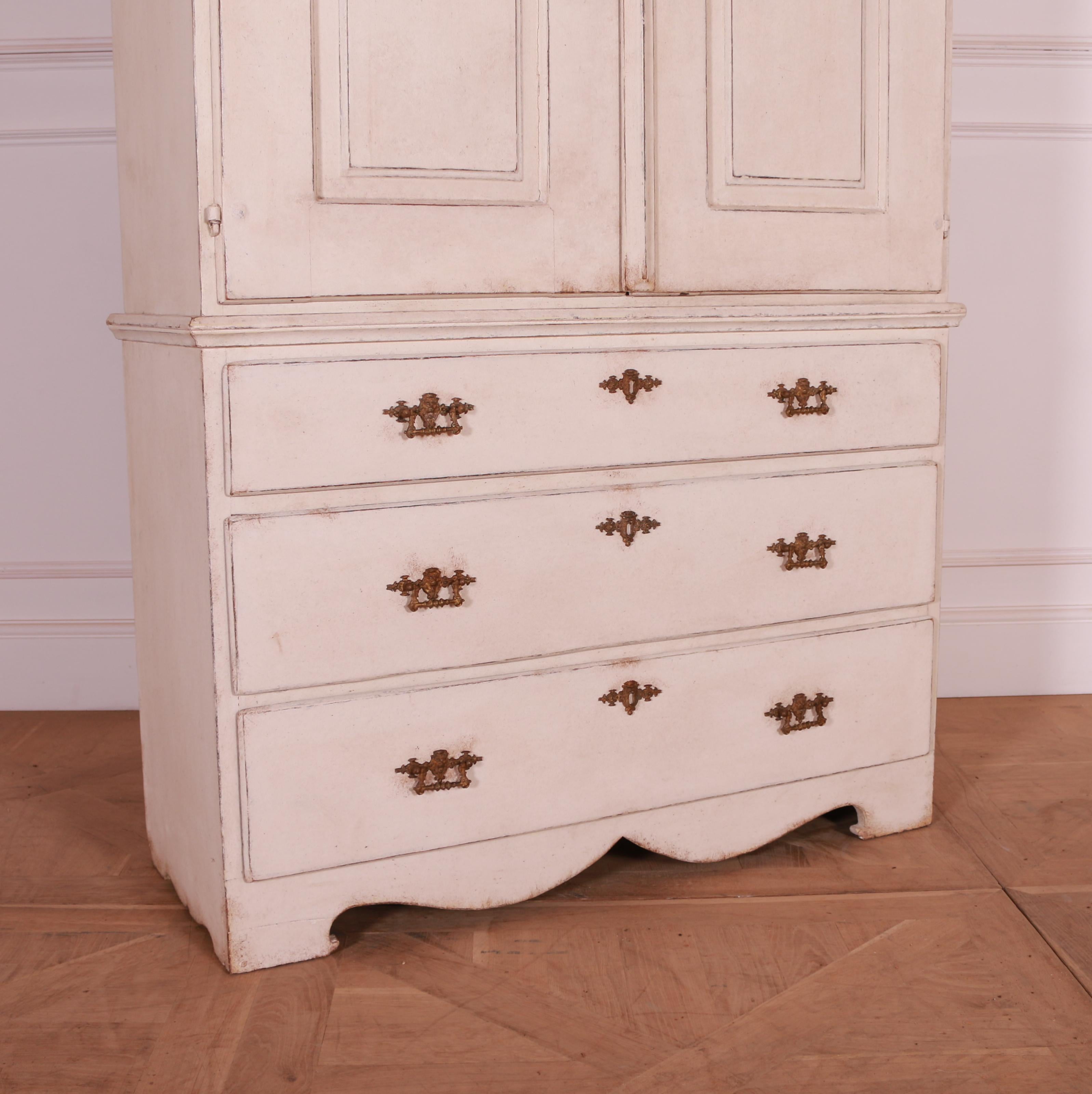 Swedish Painted Linen Cupboard In Good Condition In Leamington Spa, Warwickshire