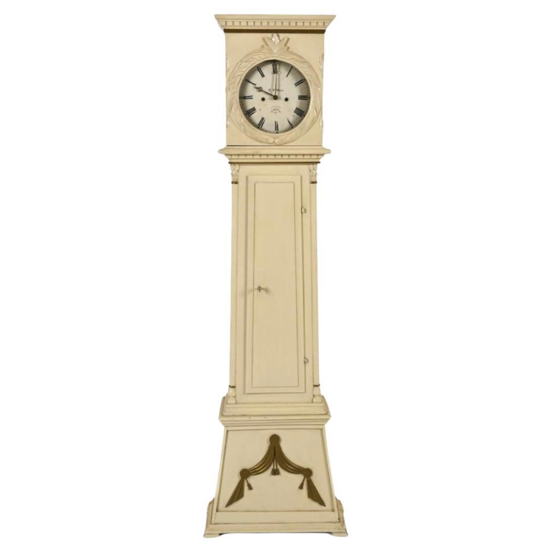 Reloj de caja larga pintado en sueco