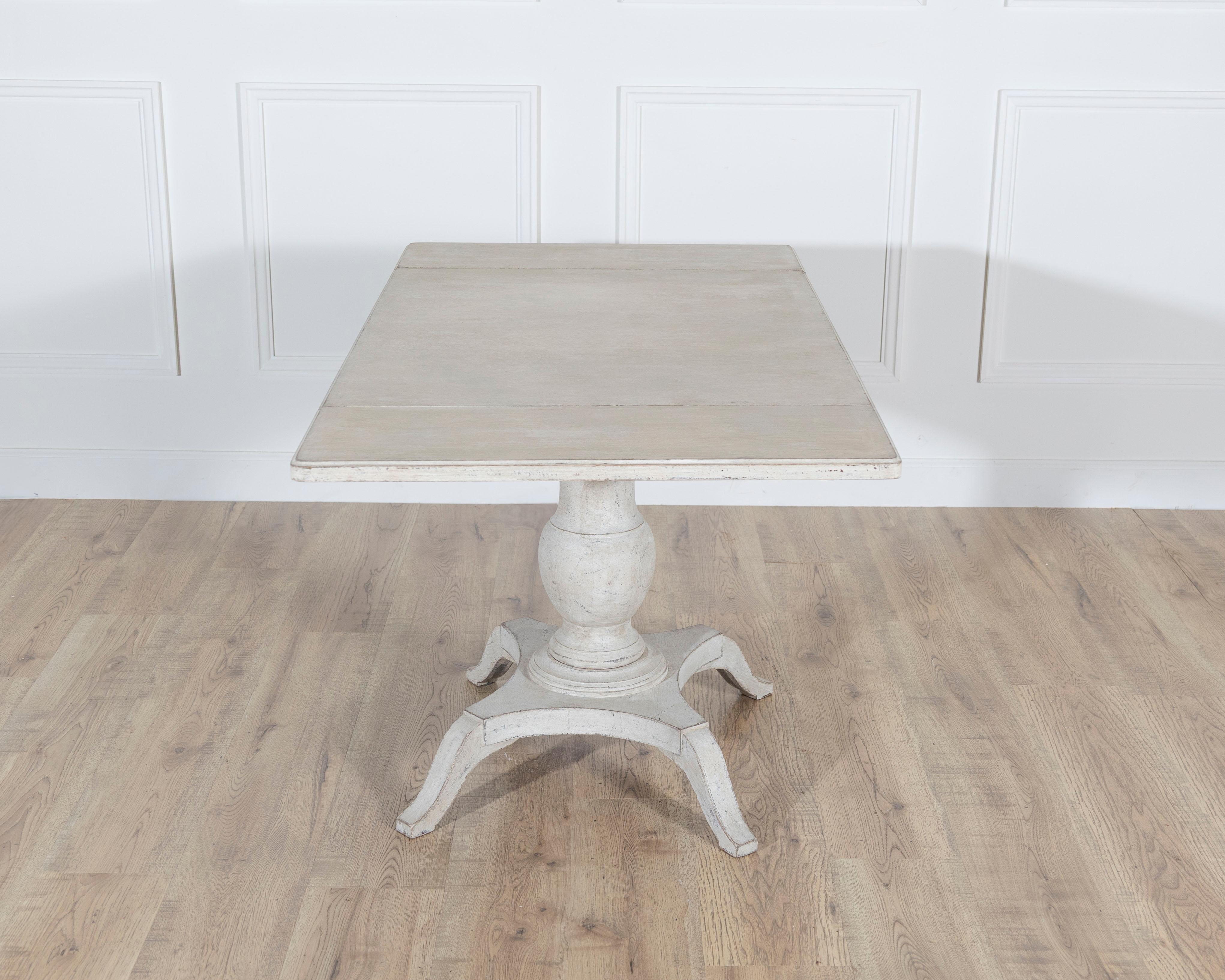 Swedish Painted Pedestal Drop-Leaf Table, circa 1880 For Sale 6