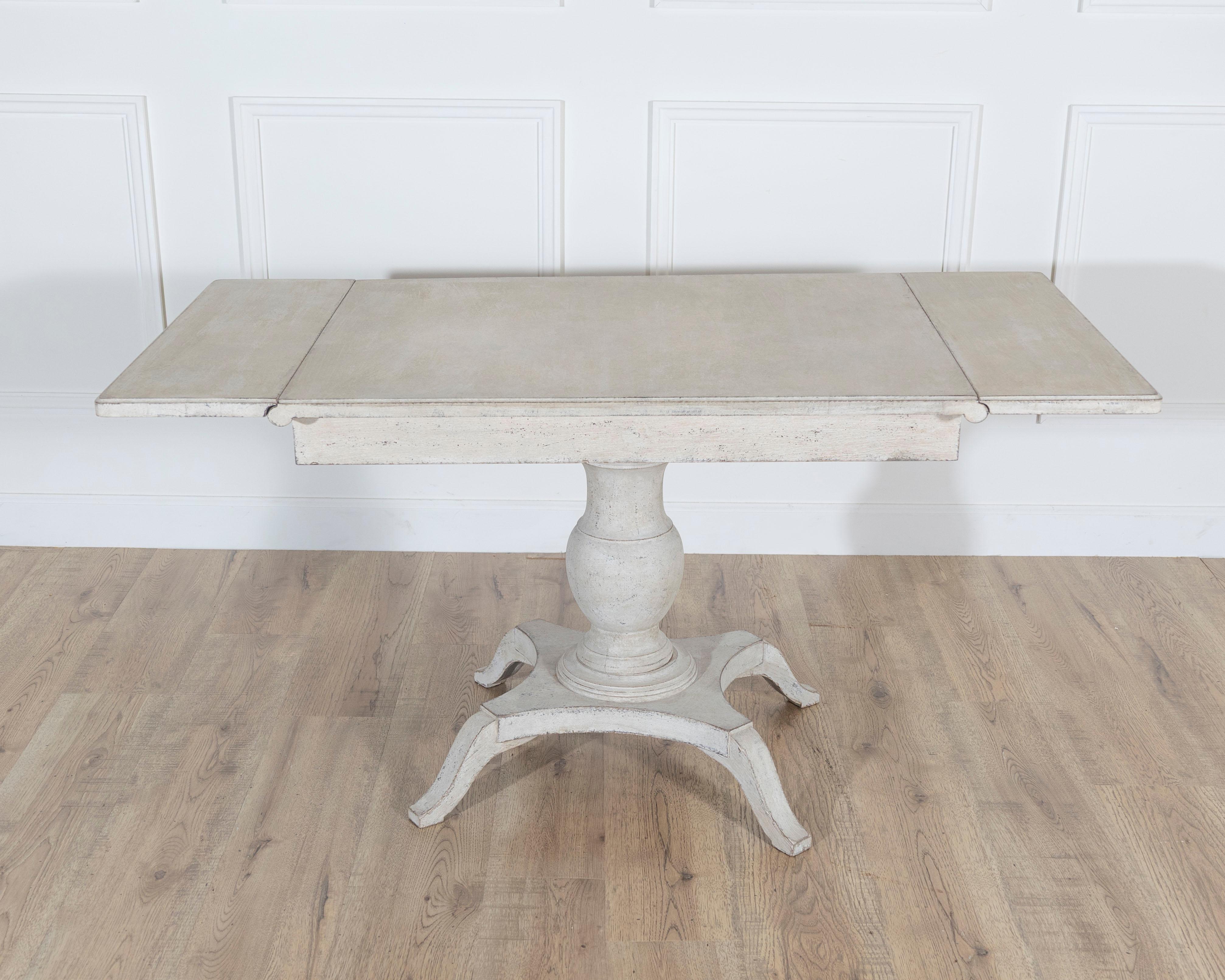 Swedish Painted Pedestal Drop-Leaf Table, circa 1880 In Good Condition For Sale In Atlanta, GA