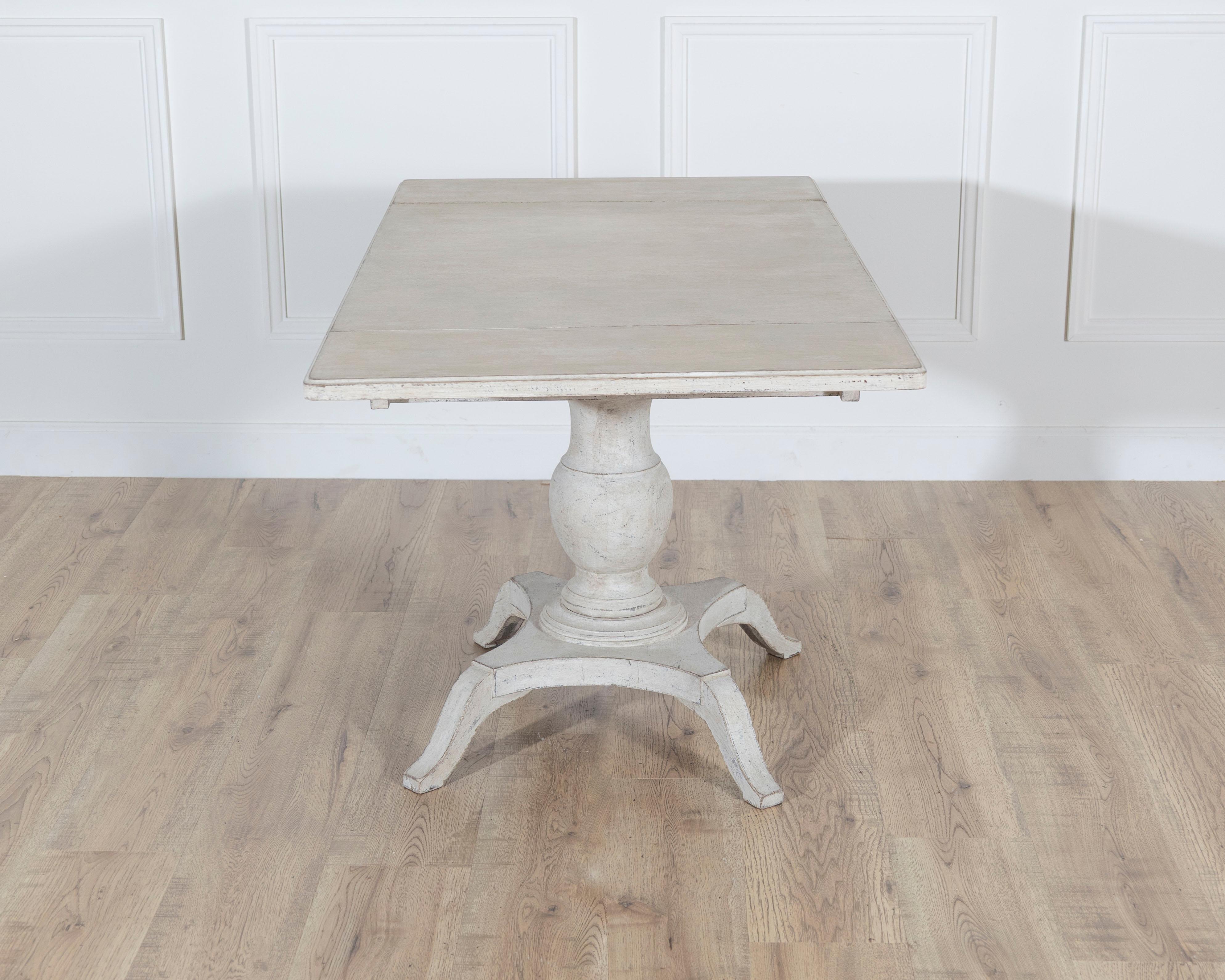 Swedish Painted Pedestal Drop-Leaf Table, circa 1880 For Sale 1