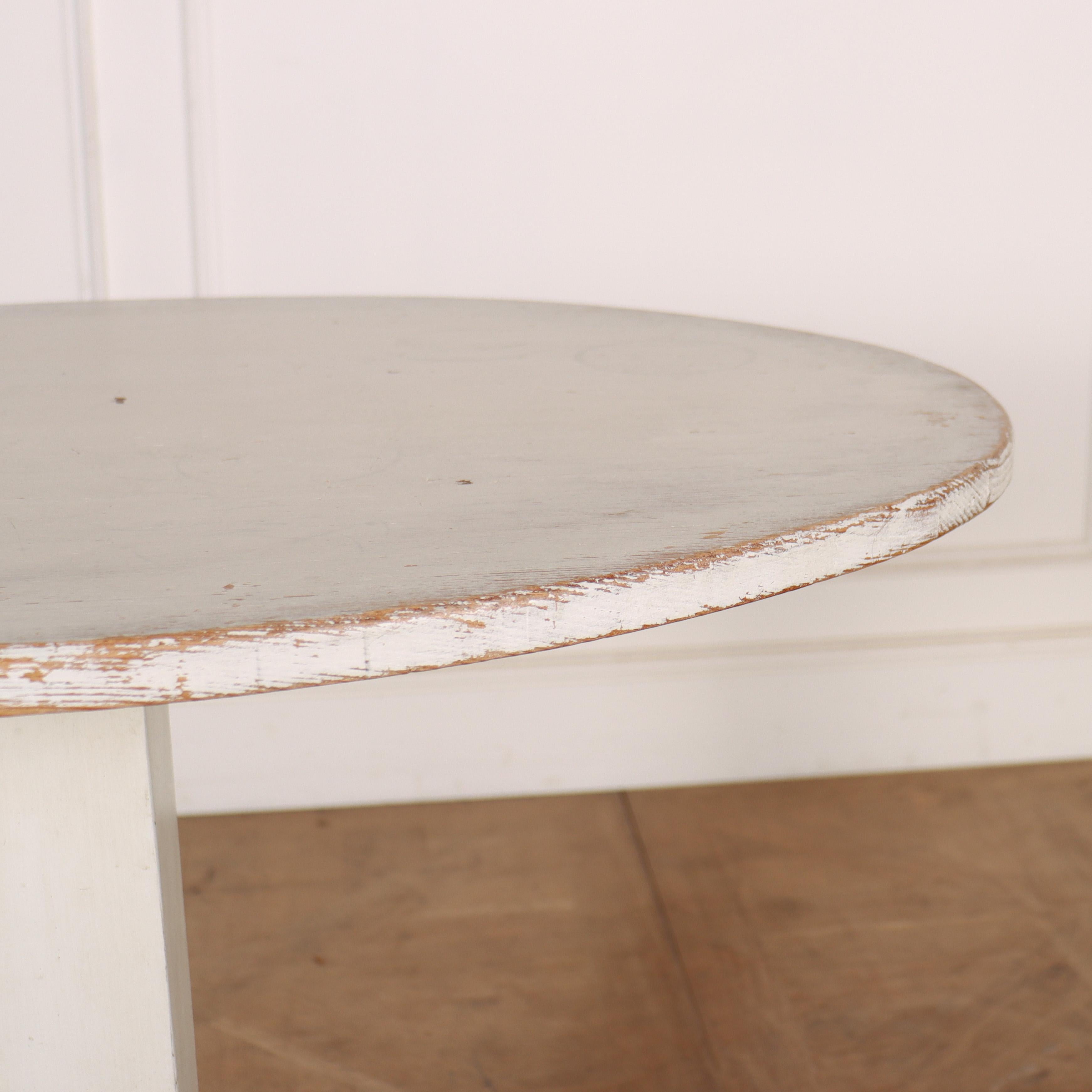 Swedish Painted Pedestal Table In Good Condition For Sale In Leamington Spa, Warwickshire