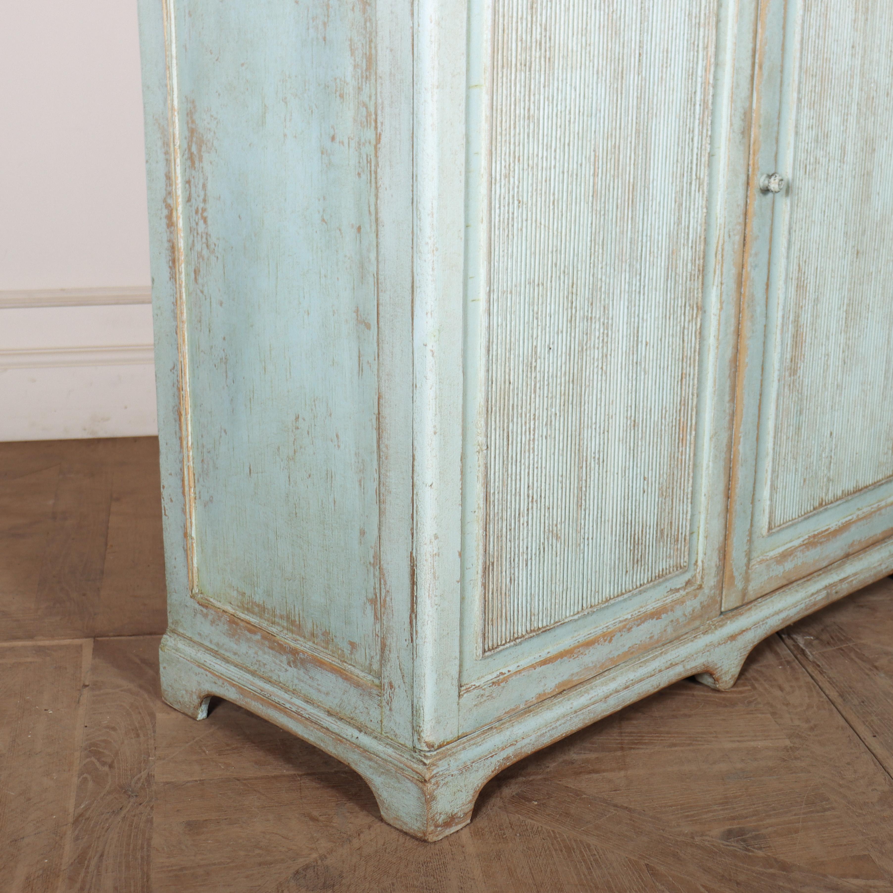 Buffet svedese in pino dipinto in vendita 2