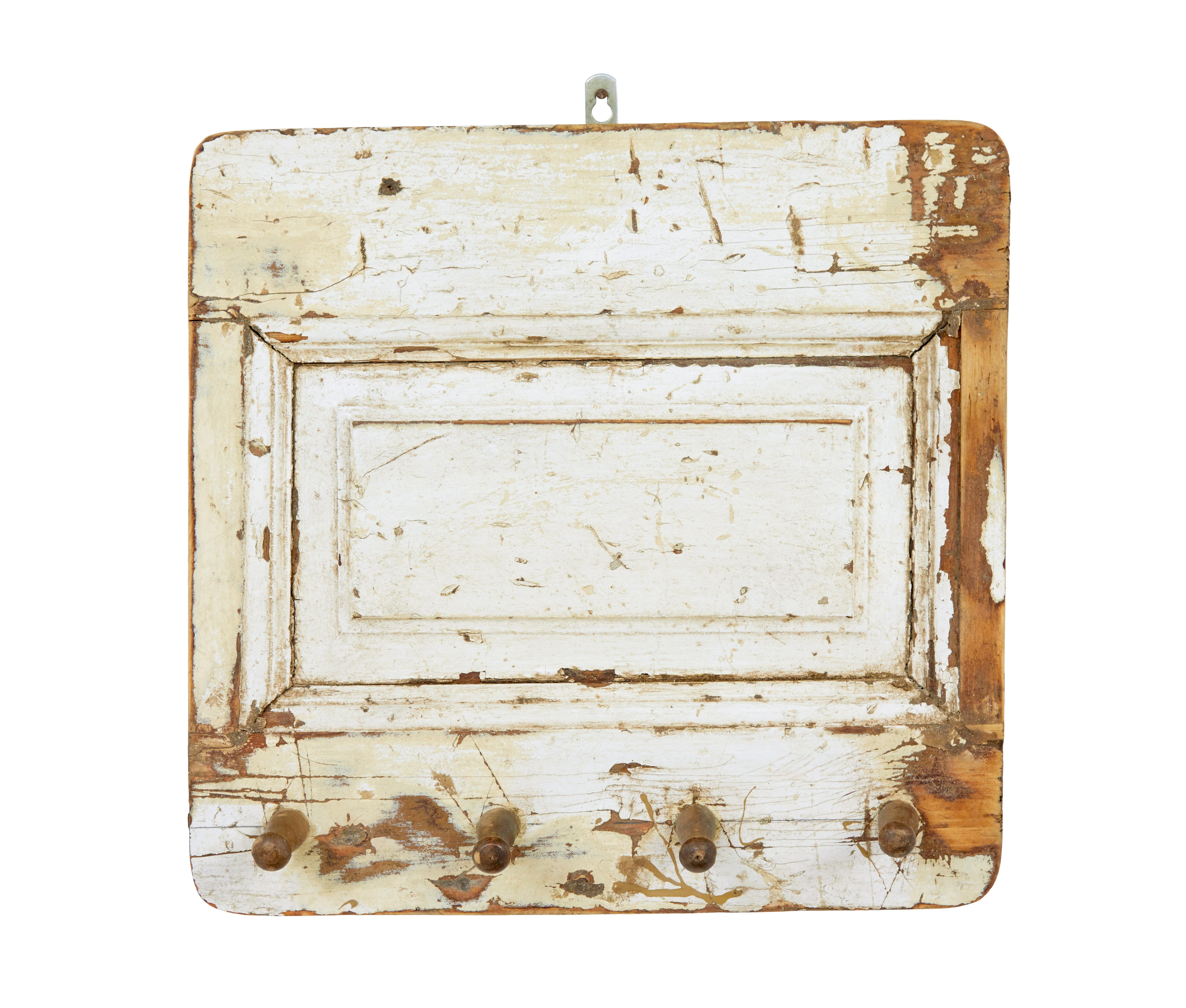 Patères suédoises en pin peint, vers 1960.

Nous présentons ici un panneau peint suédois du 19e siècle qui a été transformé au milieu du 20e siècle en portemanteau.  Utilisation de chevilles d'époque.

Idéal pour une utilisation dans un vestiaire,