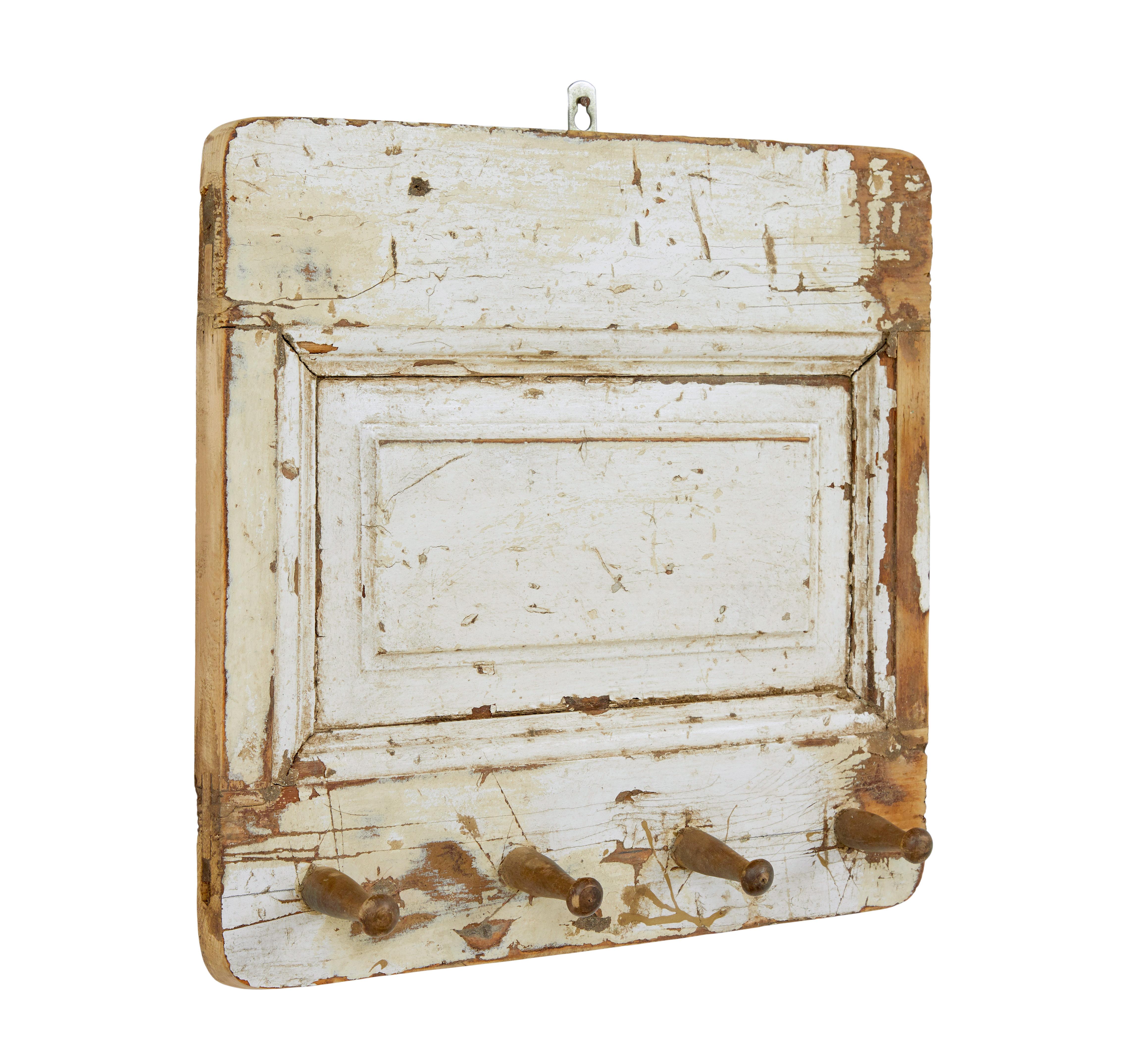 Rustique Porte-manteaux en pin peint suédois en vente