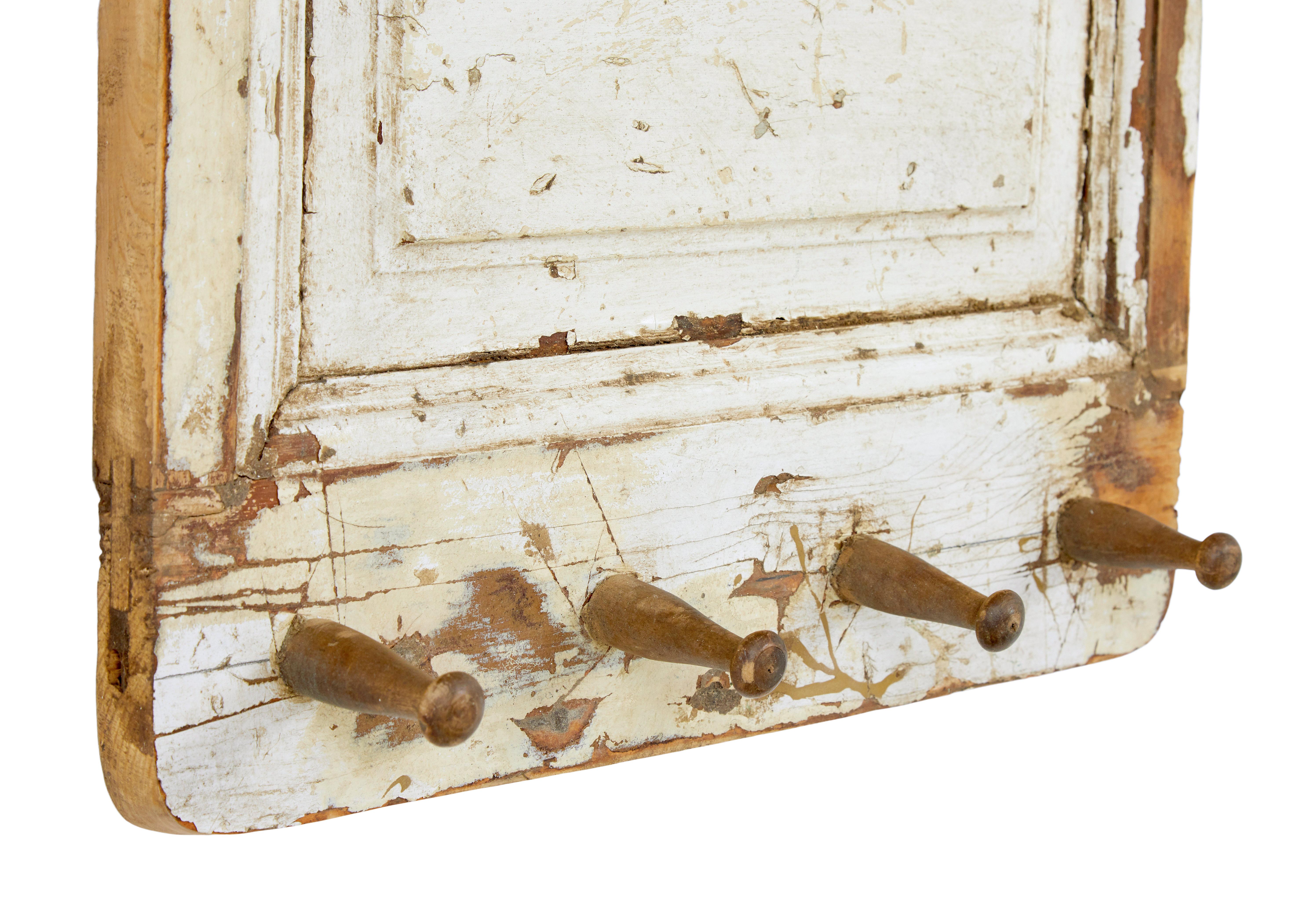 Suédois Porte-manteaux en pin peint suédois en vente