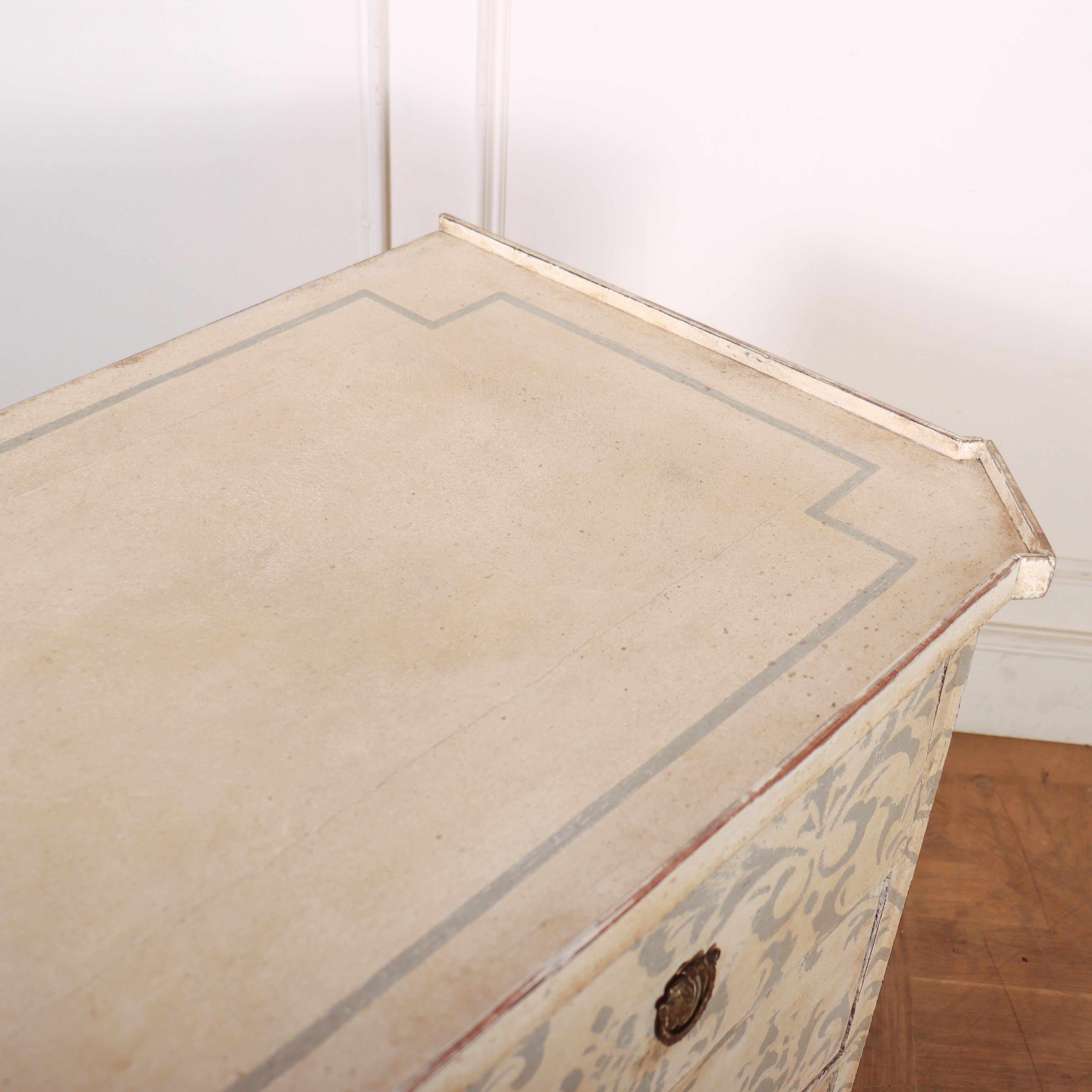 Commode suédoise en pin peint en vente 3