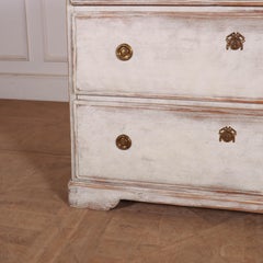 Commode suédoise en pin peint