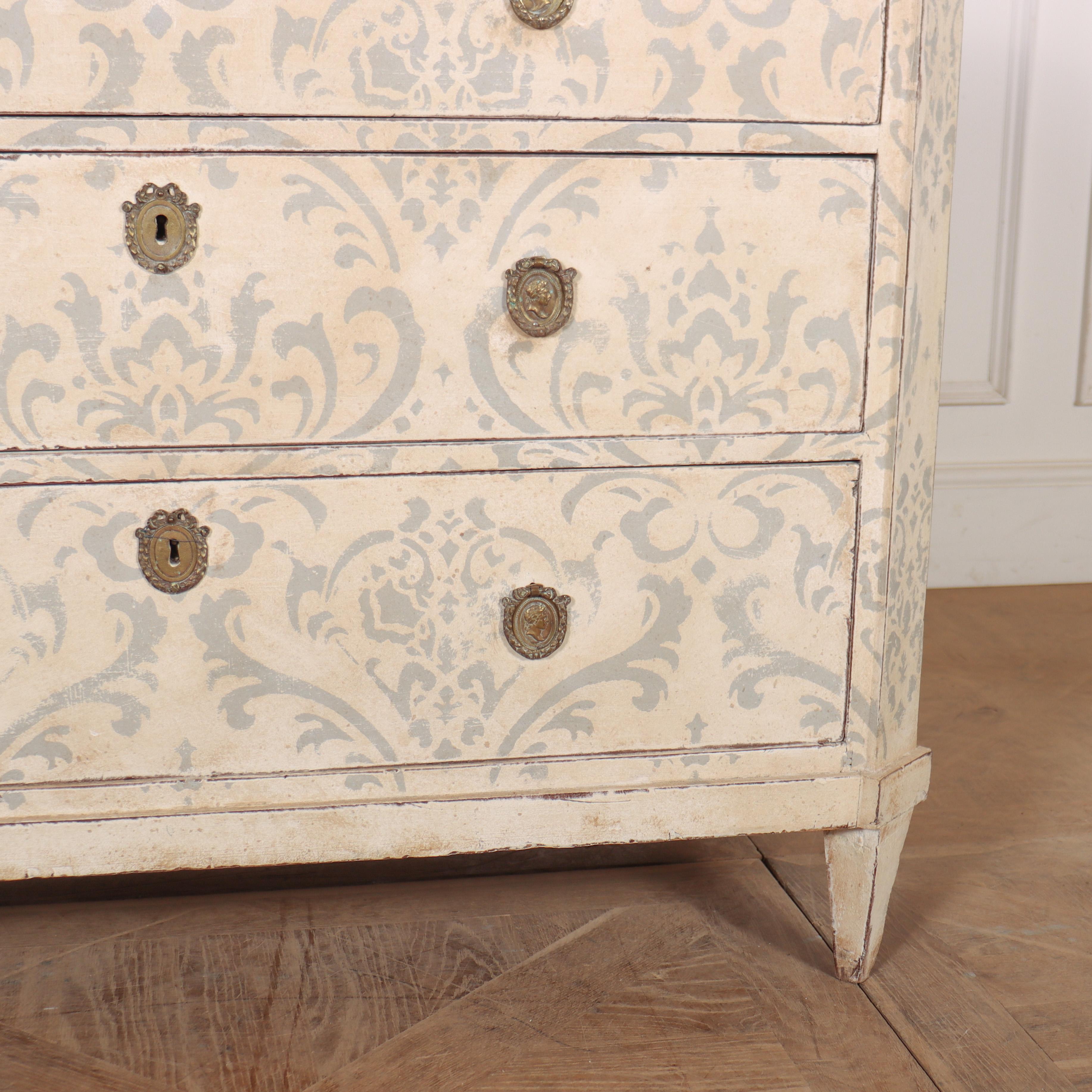 Peint Commode suédoise en pin peint en vente