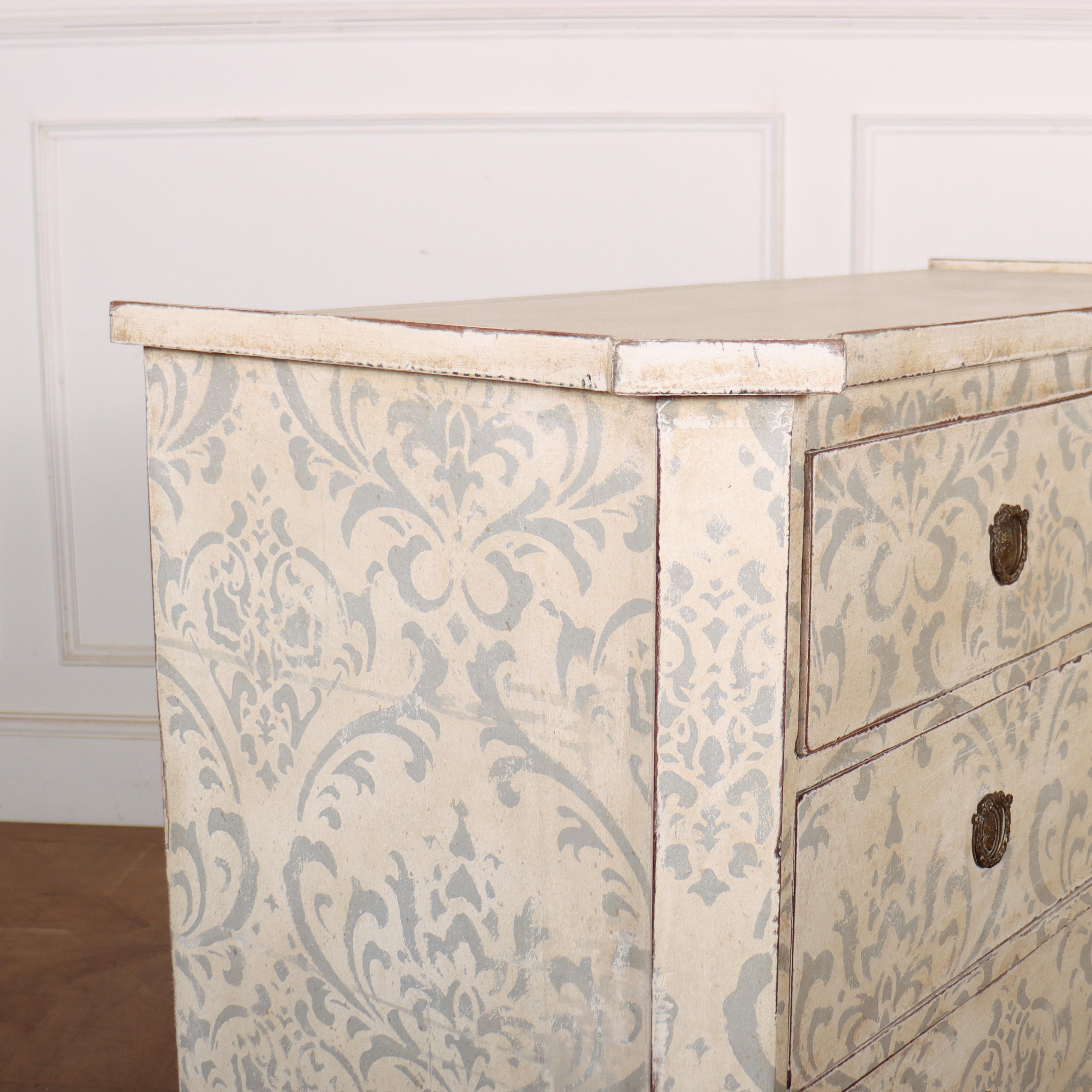 Commode suédoise en pin peint en vente 1