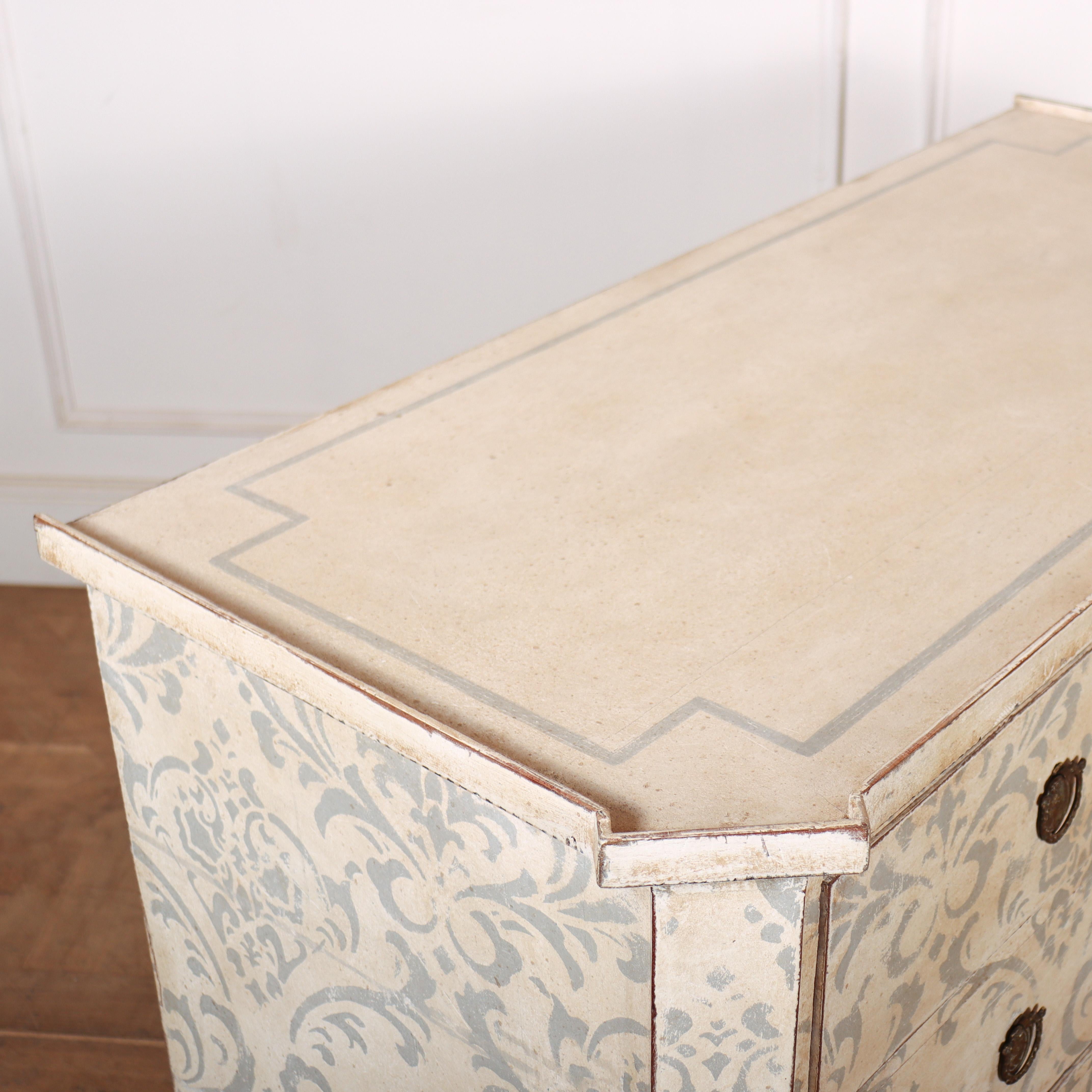 Commode suédoise en pin peint en vente 2