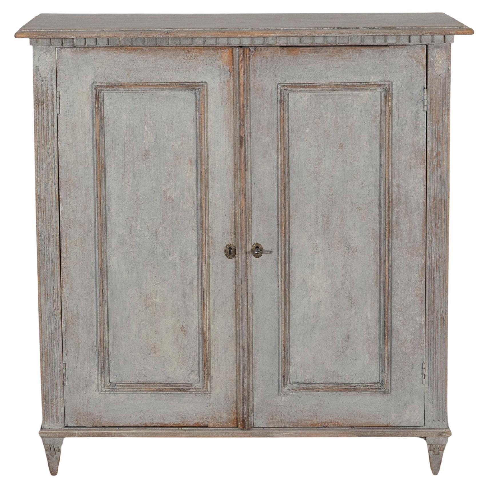 Credenza svedese in pino dipinto in grigio tenue, 1860-1870 ca.