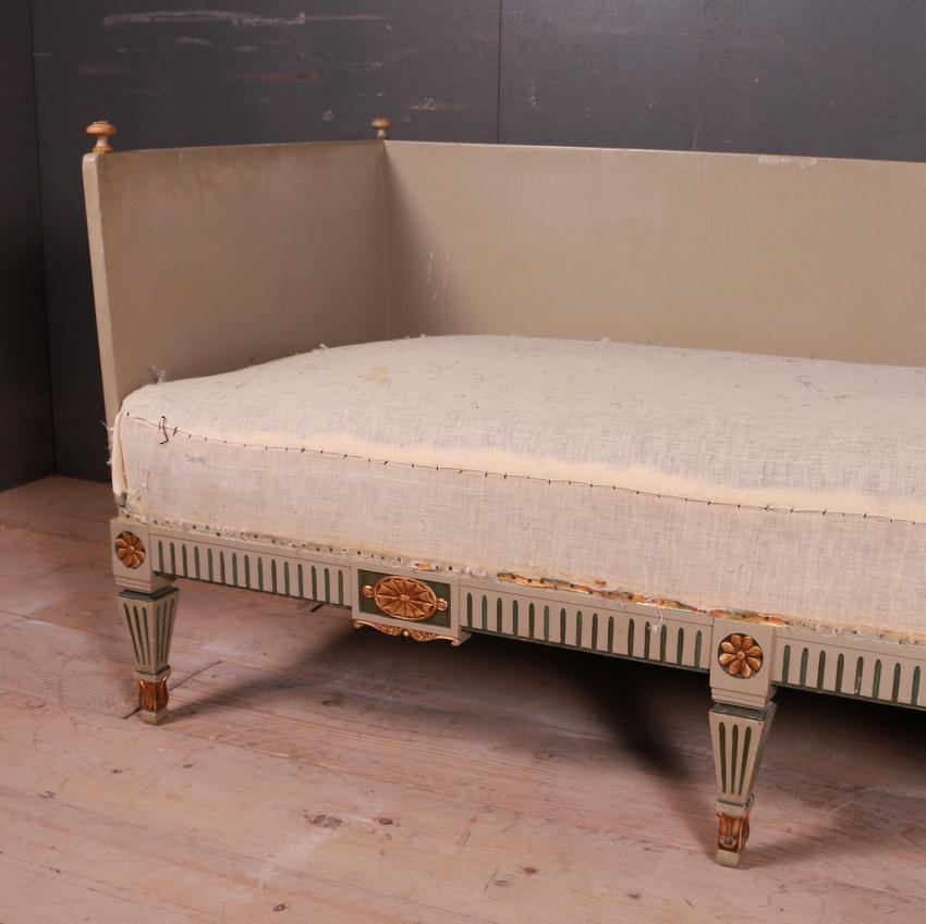 Small 19th century Swedish painted settle. Old paint, 1890.

Seat height 16.5