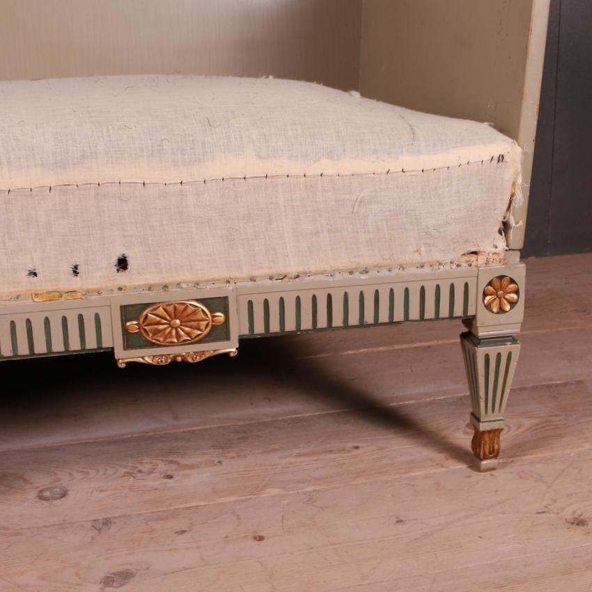 Swedish Painted Settle In Good Condition For Sale In Leamington Spa, Warwickshire