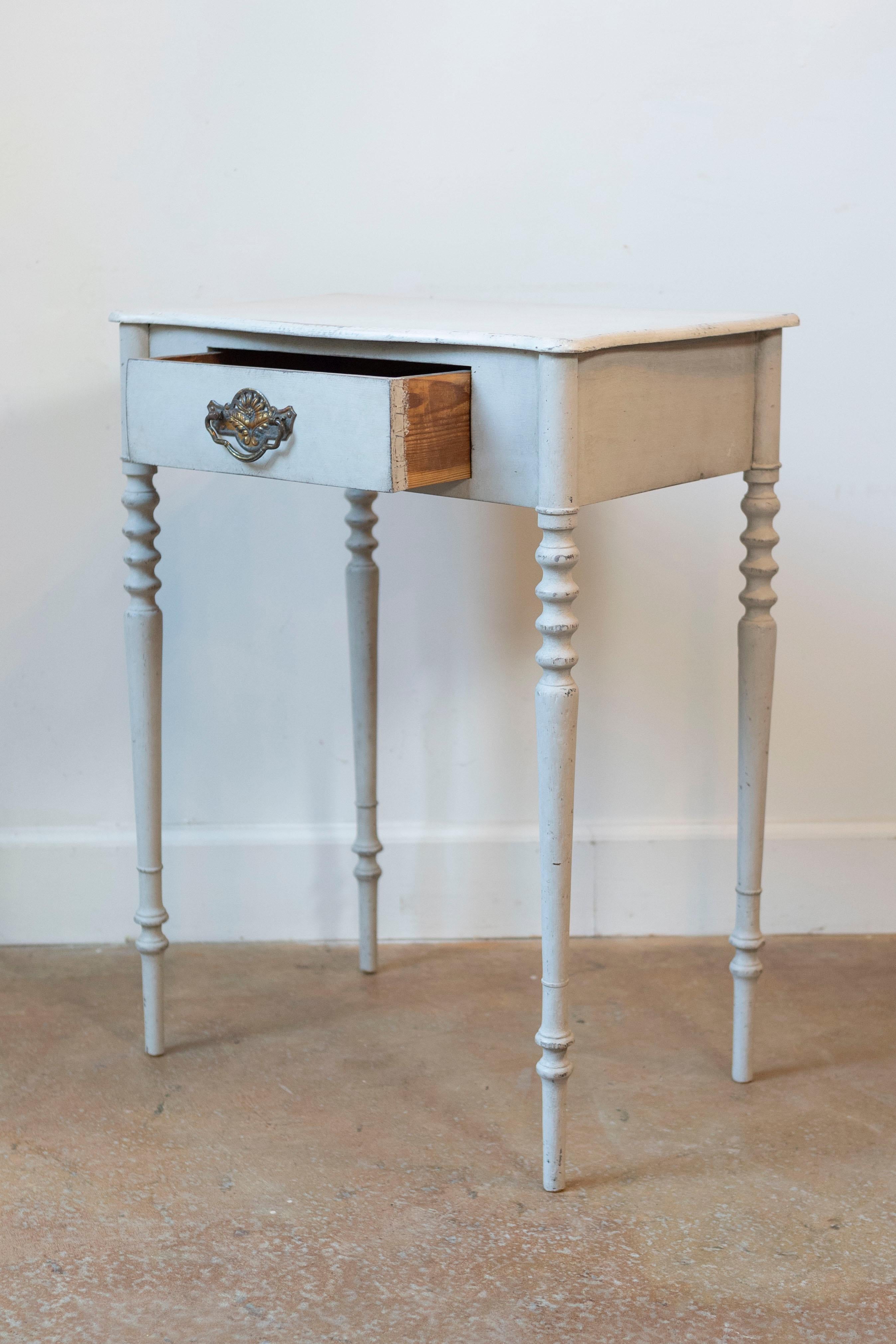 Swedish Painted Side Table with Single Drawer, Turned Legs and Serpentine Front In Good Condition For Sale In Atlanta, GA