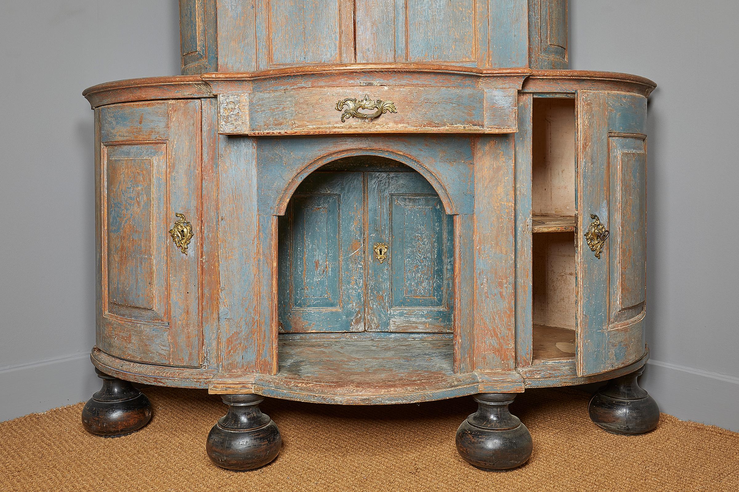 Swedish Painted Wood Corner Cupboard, Late 18th Century In Distressed Condition For Sale In Petworth, West Sussex