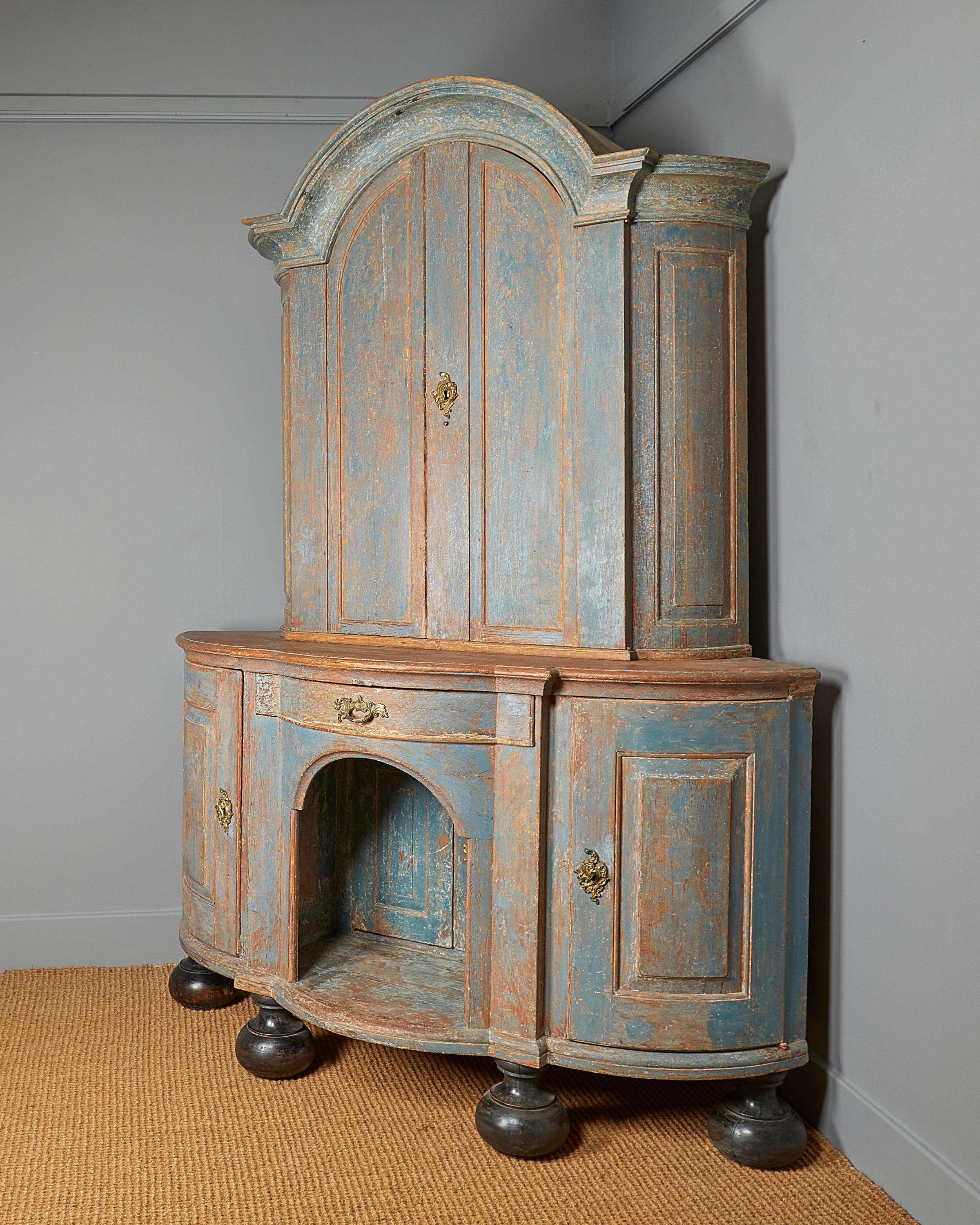 Swedish Painted Wood Corner Cupboard, Late 18th Century For Sale 1