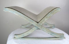 Schwedische bemalte "X"-Schaukelbank mit Leinenpolsterung, um 1930