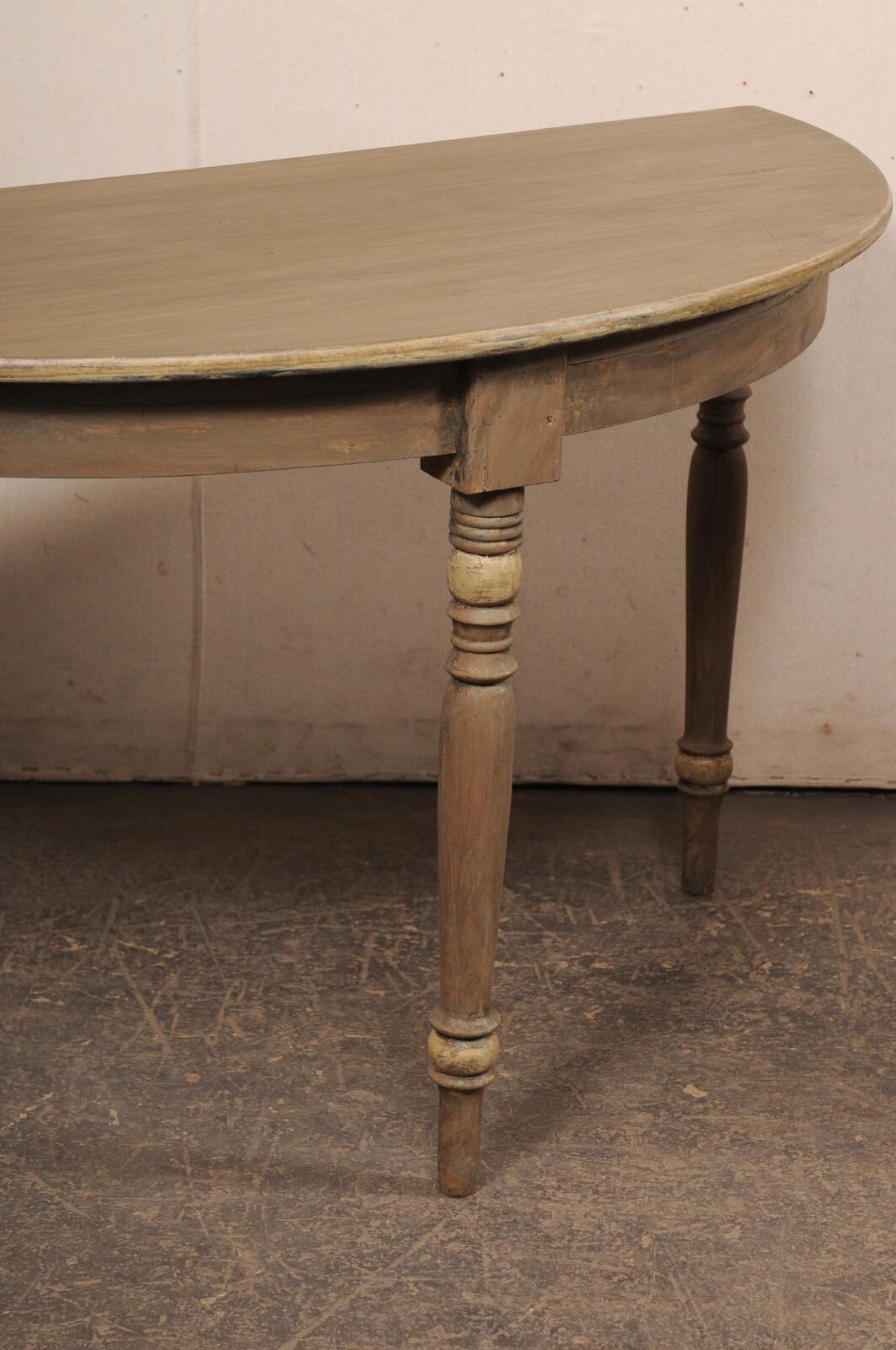 Schwedisches Paar antiker Demi-Lune-Tische (oder Mitteltisch) auf schön gedrechselten Beinen (Holz) im Angebot