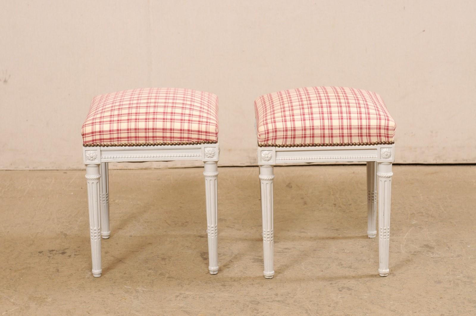 Tissu d'ameublement Paire de tabourets suédois en bois sculpté et peint avec sièges rembourrés en vente