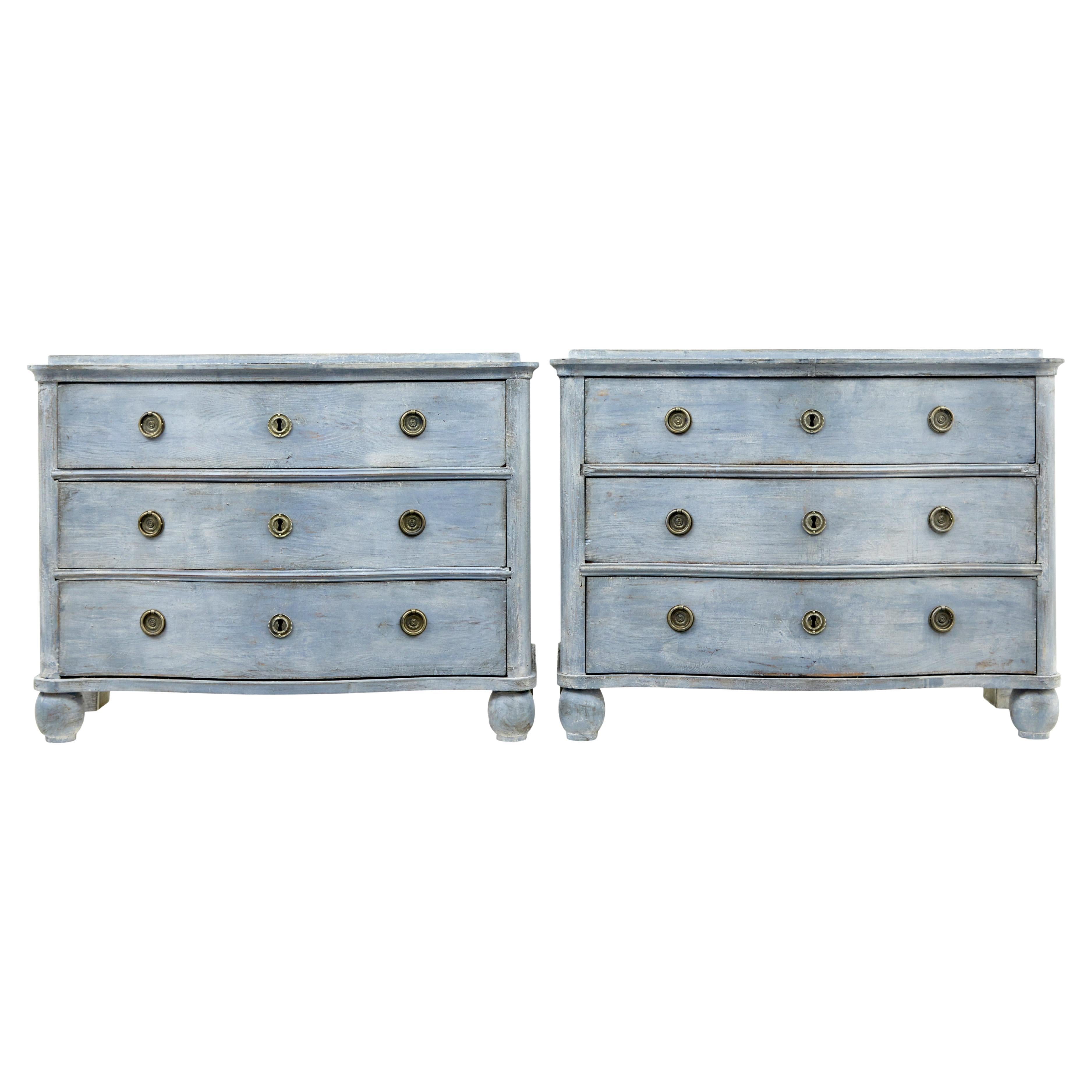 Coppia di cassettiere svedesi a forma di serpentina dipinte del XIX secolo