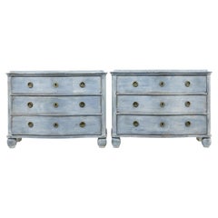 Paire de commodes suédoises en forme de serpentin peintes du 19e siècle