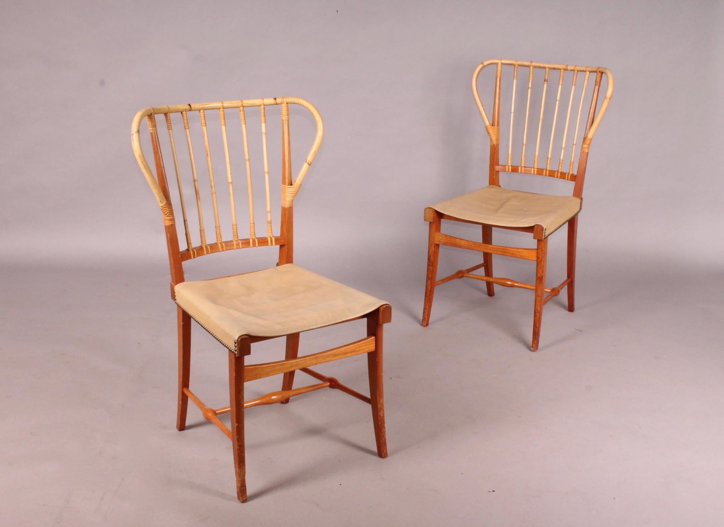 Swedish Pair of Chairs In Distressed Condition In grand Lancy, CH