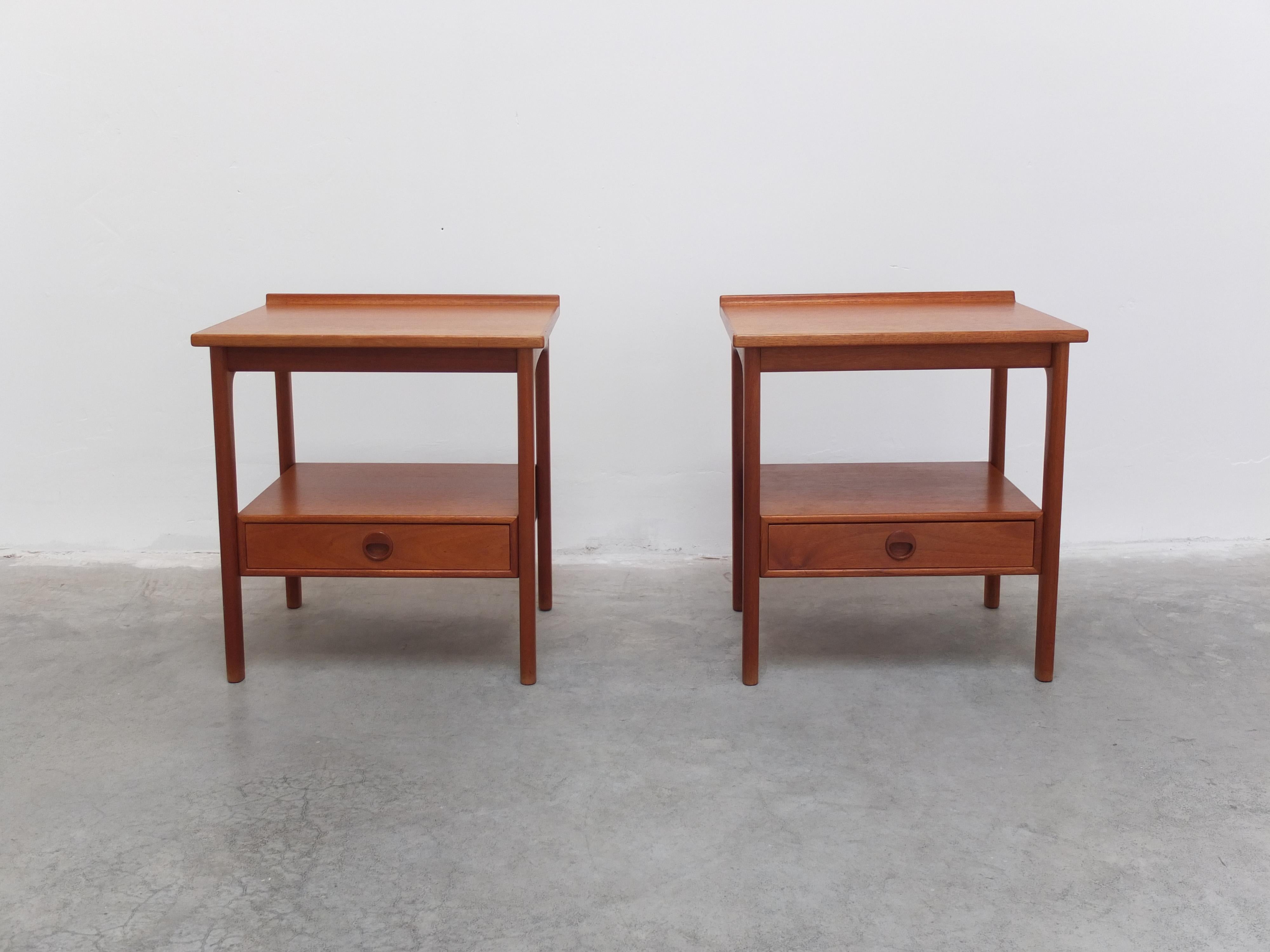 Merveilleuse paire de tables d'appoint 'Frisco' conçues par Folke Ohlsson pour Tingstrøms dans les années 1960. Ils sont fabriqués en teck massif et présentent un niveau de finition très élevé, avec un bord surélevé sur le dessus et un tiroir en