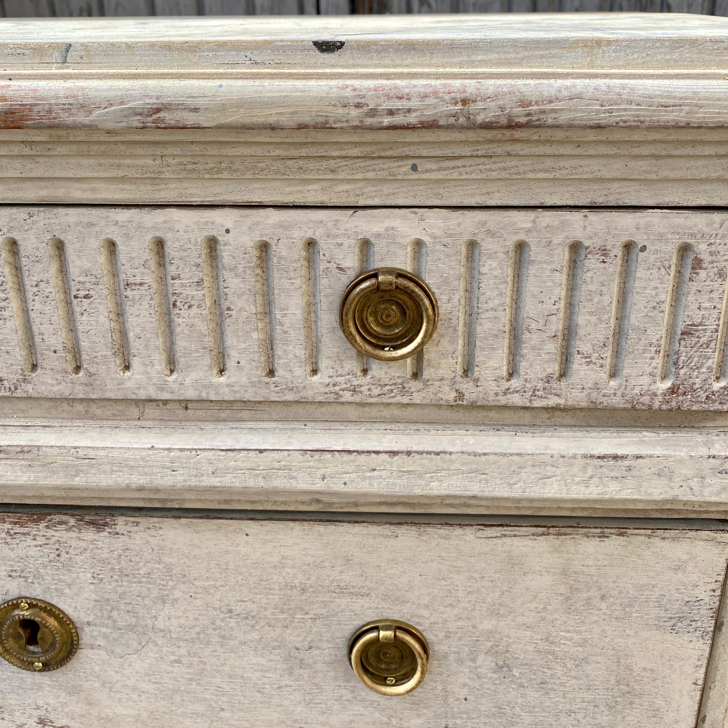 Pin Paire de commodes gustaviennes à trois tiroirs avec dessus en faux marbre en vente